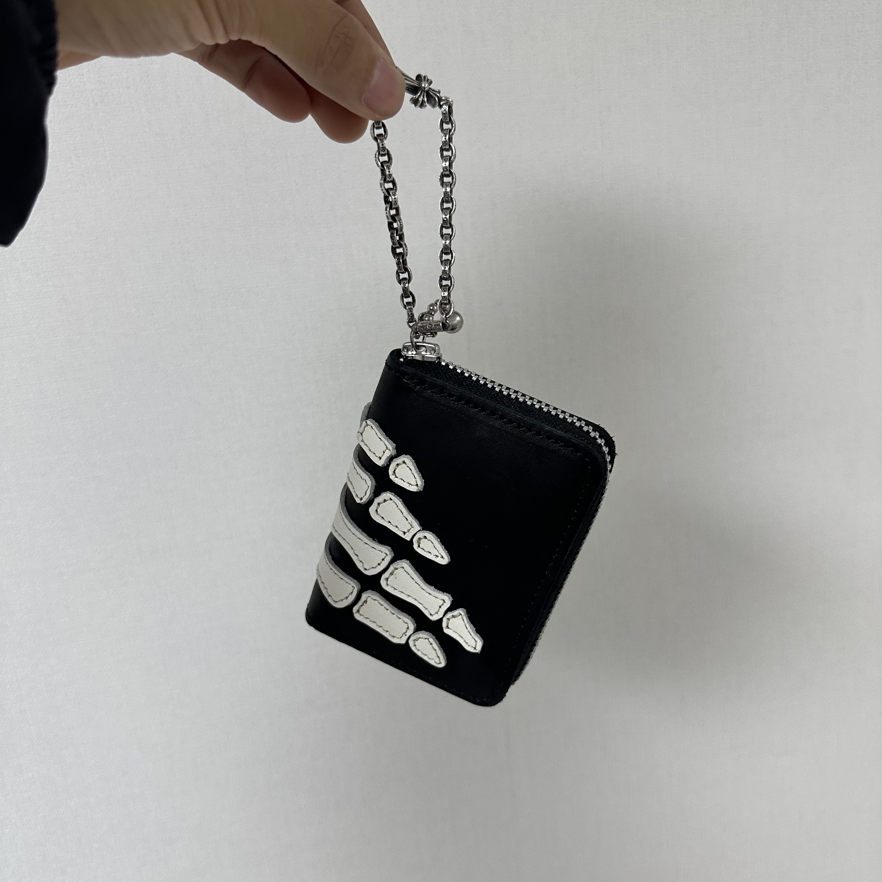 Kapital Thumbs Up Bone Hand Zip Mini Wallet Black 착용 스타일