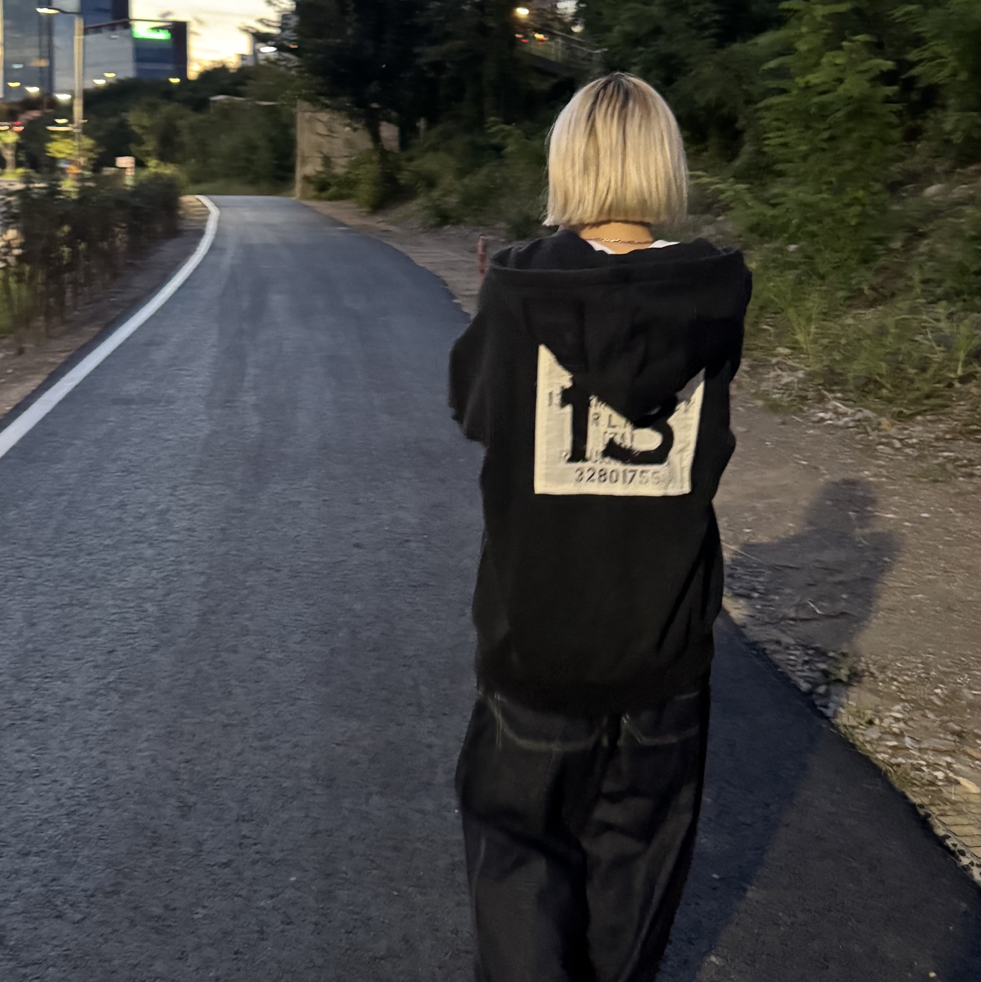 Junya Watanabe Distressed Denim Pants Indigo, Resurrection13 Patchwork Magazine 2way Zip Up Hoodie Black 착용 스타일 - 3