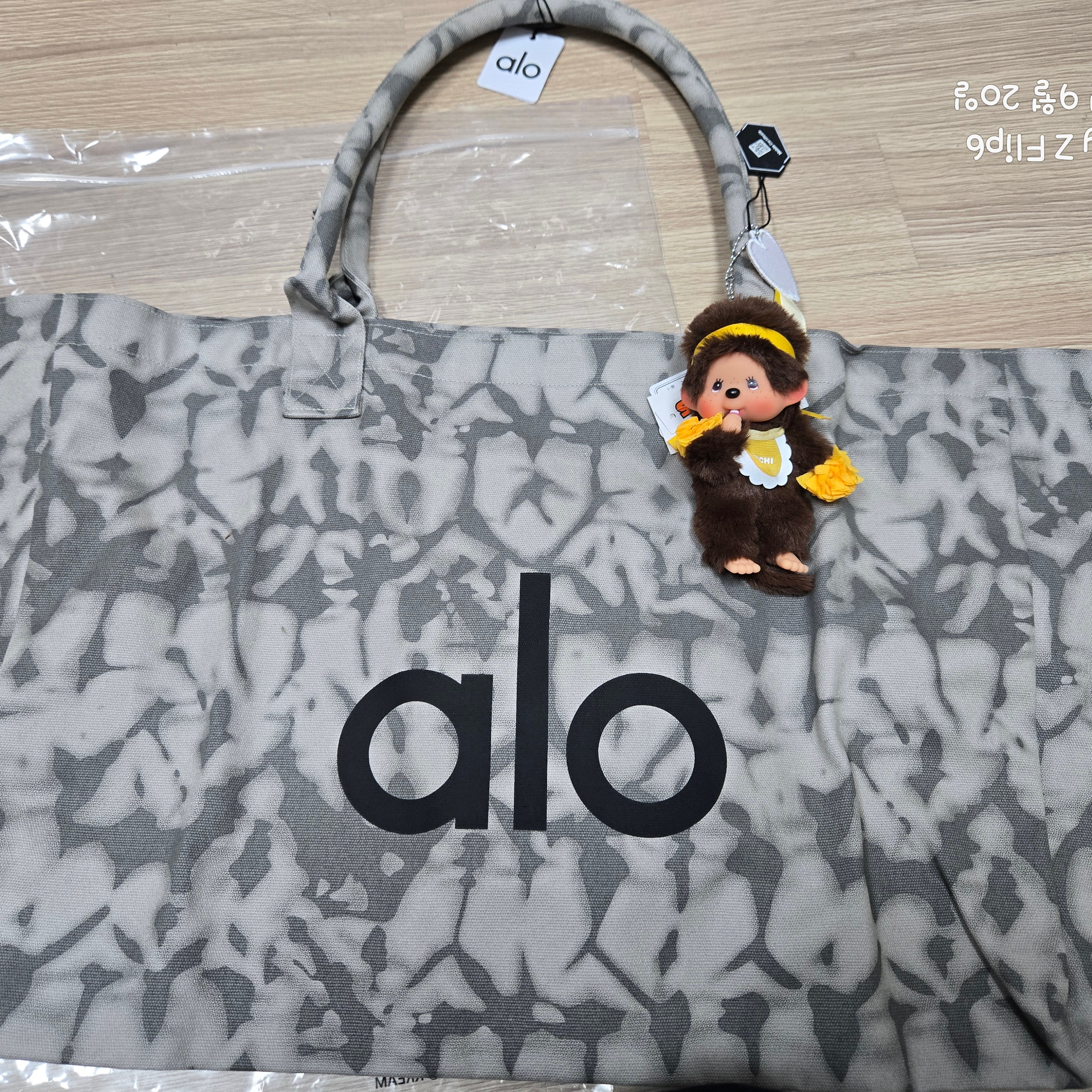Monchhichi Happy Color Boy Key Chain Yellow, Alo Yoga Iconic Shopper Tote Bag Grey Tiedye 착용 스타일
