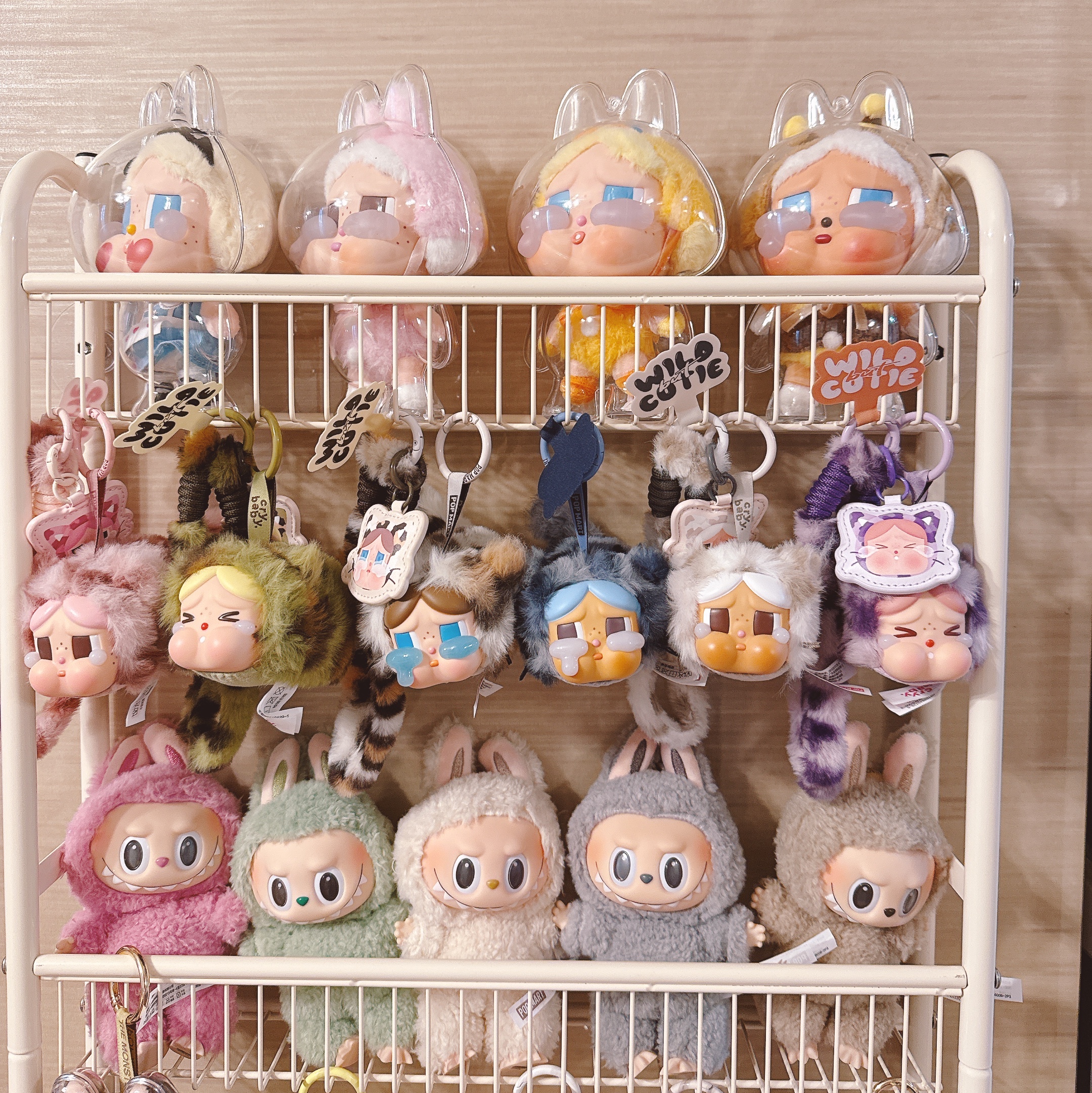 Pop Mart Crybaby Wild But Cutie Series Phone Charm (6 Blind Boxes), Pop Mart The Monsters Labubu Tasty Macarons Series Sealed Case (6 Blind Boxes) 착용 스타일