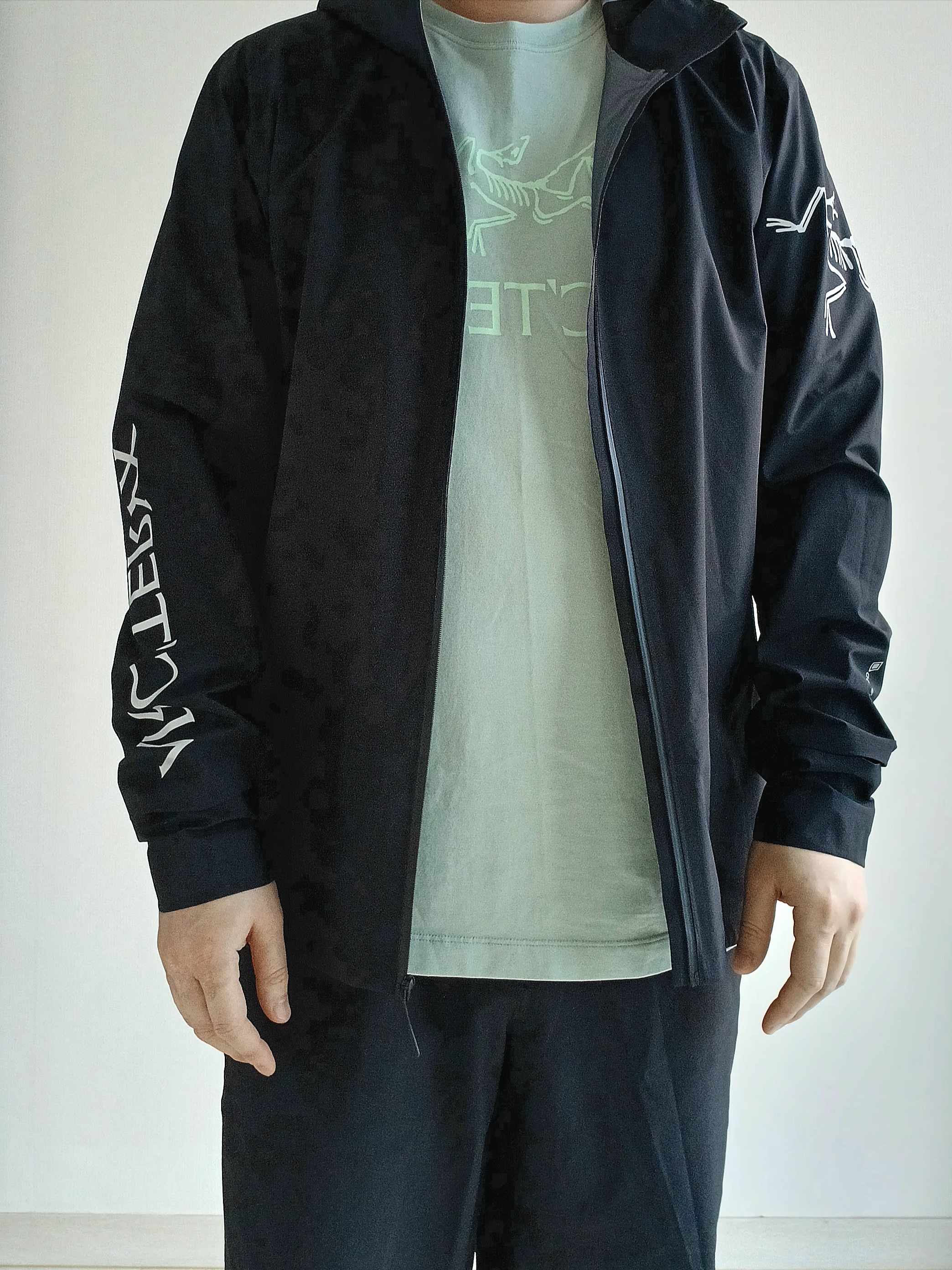 Arc'teryx Norvan Jacket Black, (W) Lululemon Soft Embroidered Baller Hat Black 착용 스타일 - 1