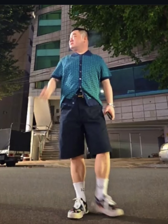 Maison Mihara Yasuhiro Baker OG Sole Sticker Printed Canvas Low-top Sneakers Black, Carhartt WIP Single Knee Shorts Black Garment Dyed 착용 스타일