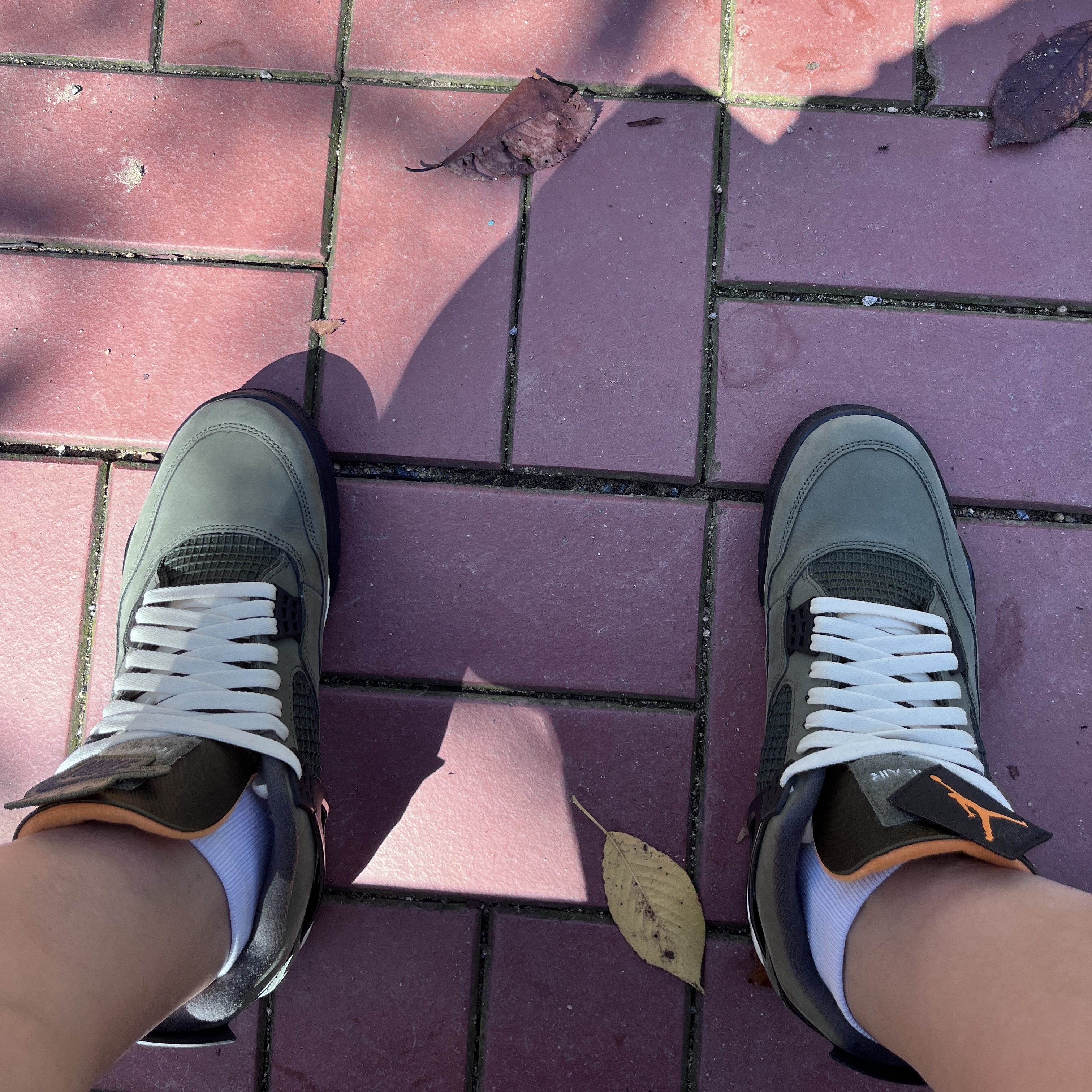 Jordan 4 x Undefeated Retro OG SP Deep Green and Clementine 착용 스타일