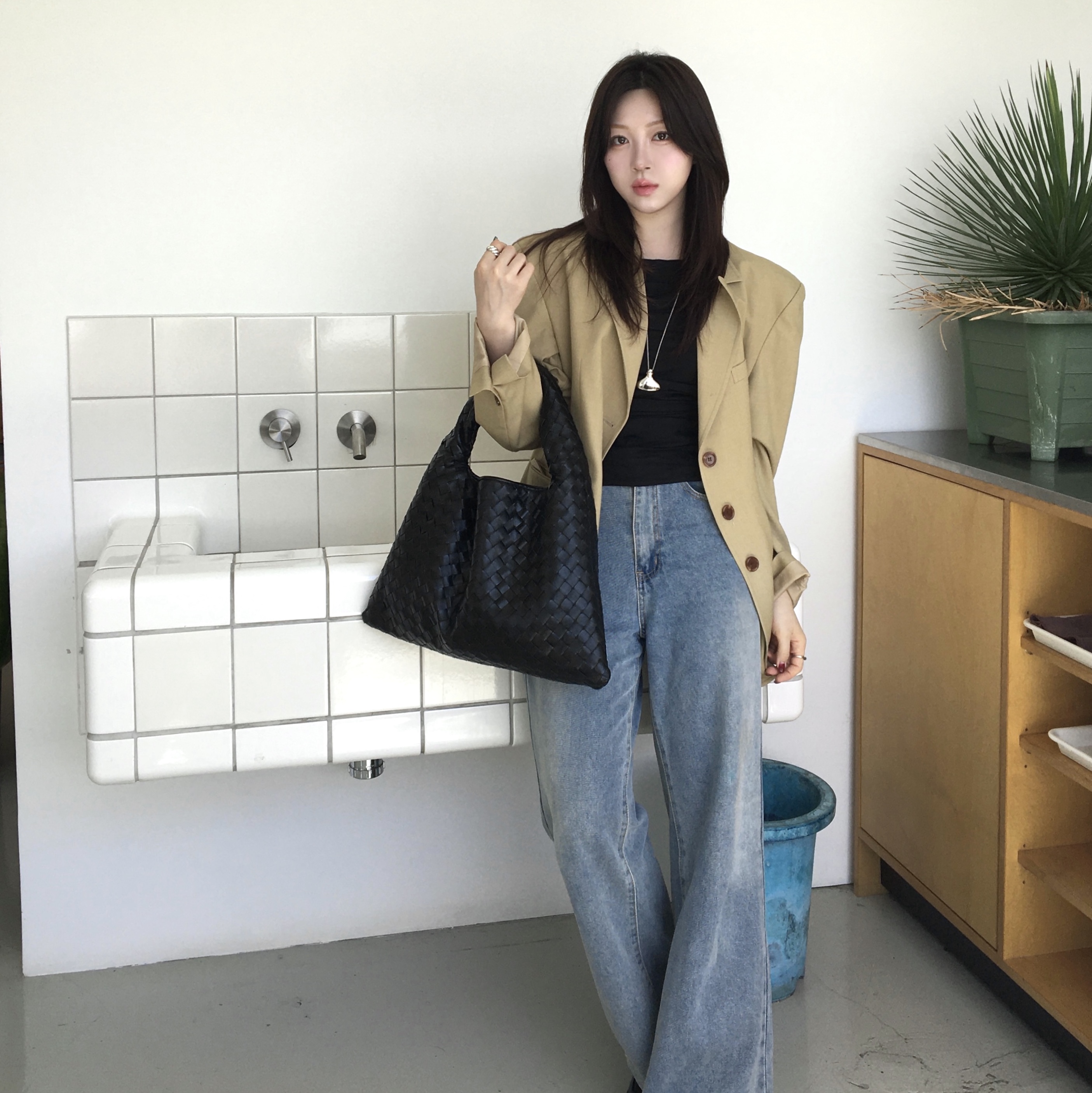 Bottega Veneta Small Hop Black 착용 스타일 - 2
