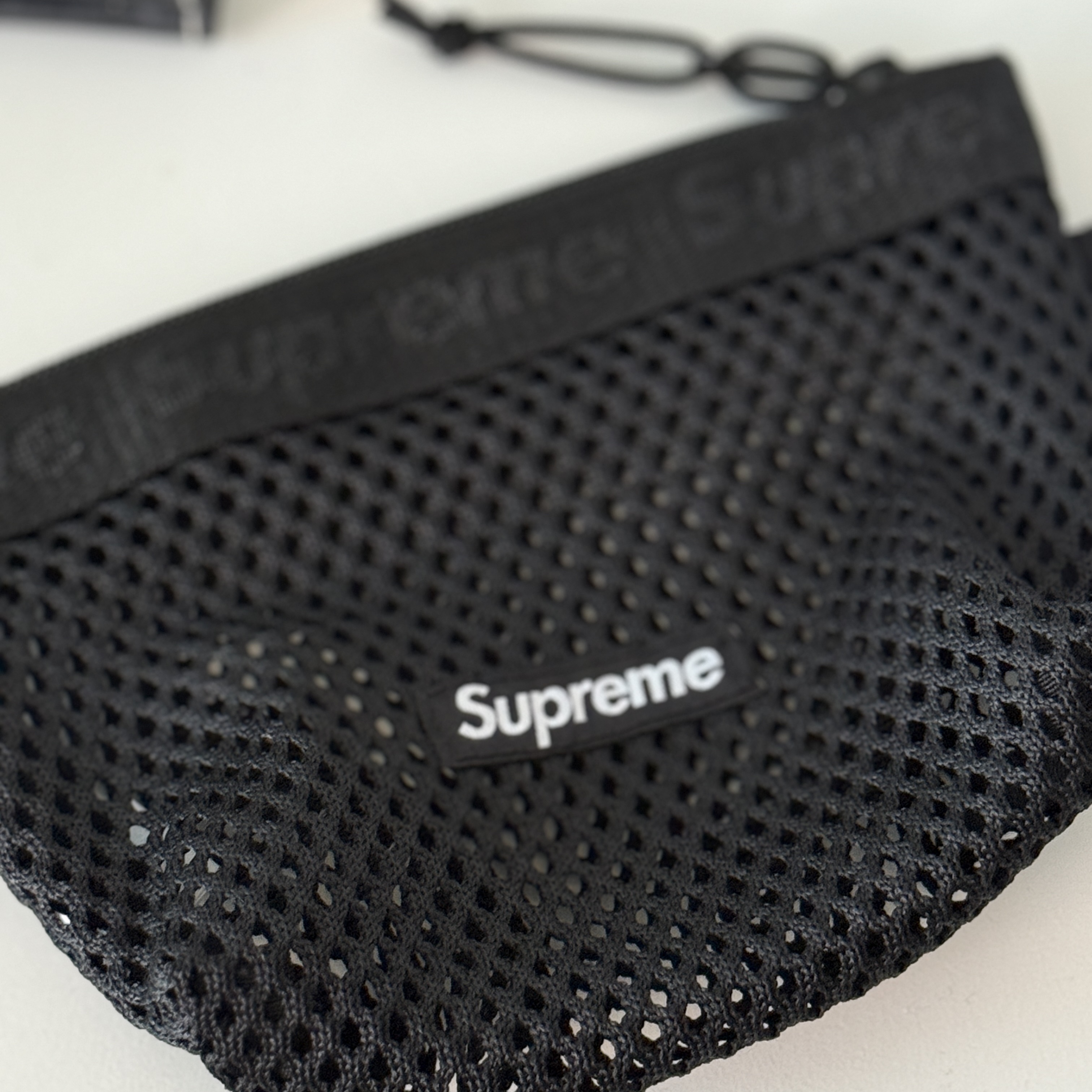 Supreme Mesh Mini Pouch Black - 25SS 착용 스타일