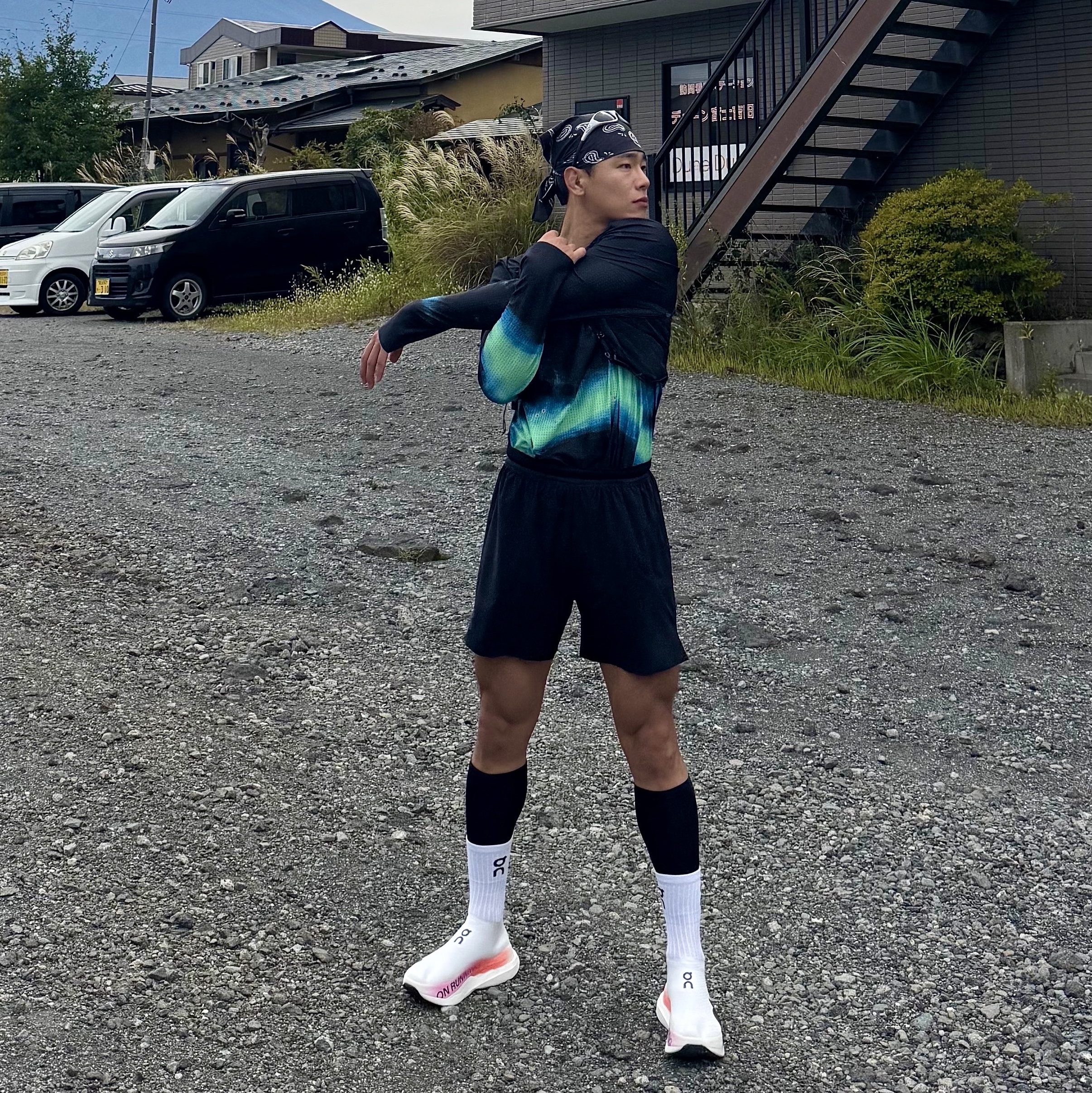 On Running Cloudboom Strike LS White Raspberry, On Running Logo Socks White (3 Pack) 착용 스타일 - 1