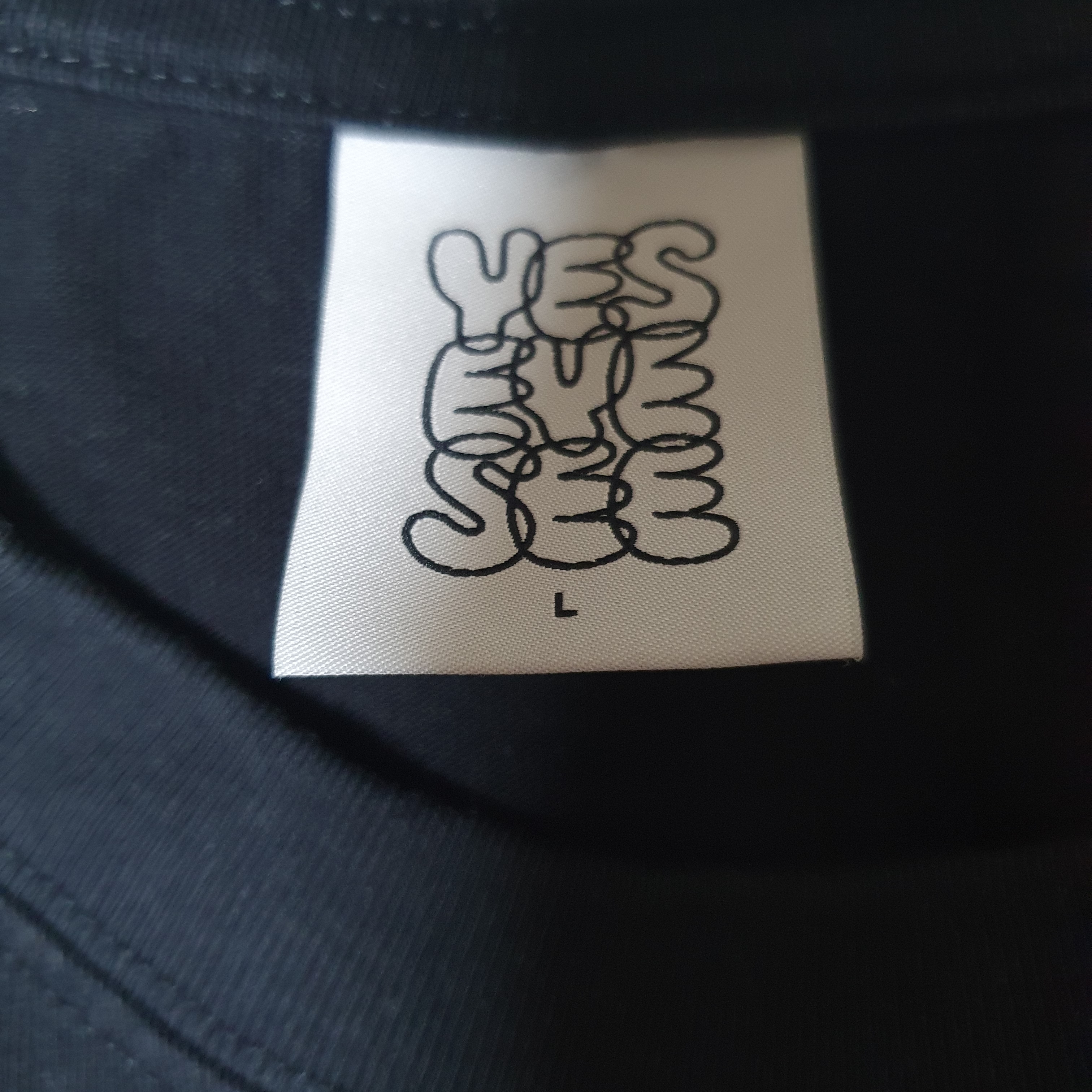 YESEYESEE C-Logo Tee Black 착용 스타일