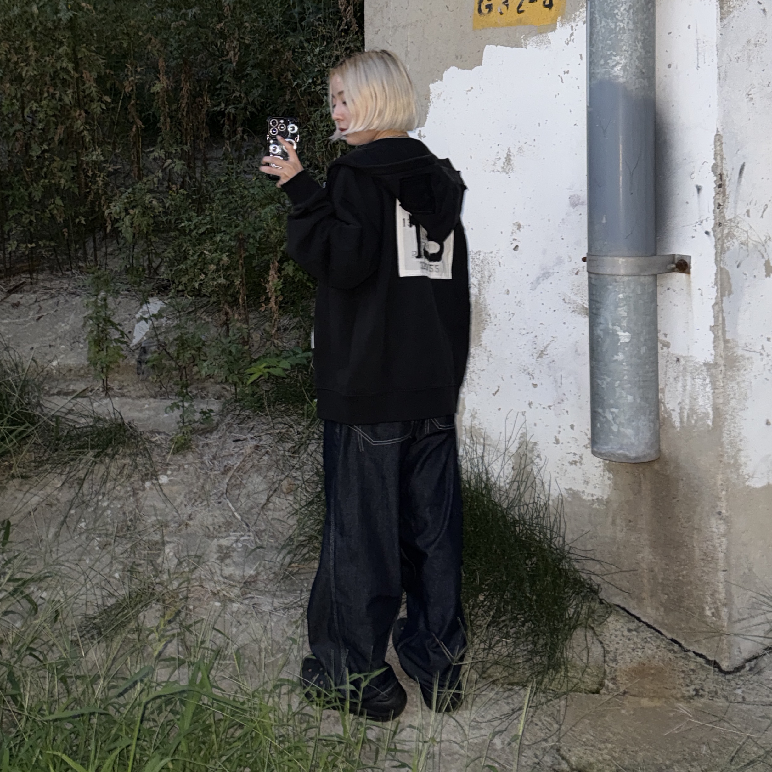 Junya Watanabe Distressed Denim Pants Indigo, Resurrection13 Patchwork Magazine 2way Zip Up Hoodie Black 착용 스타일 - 2