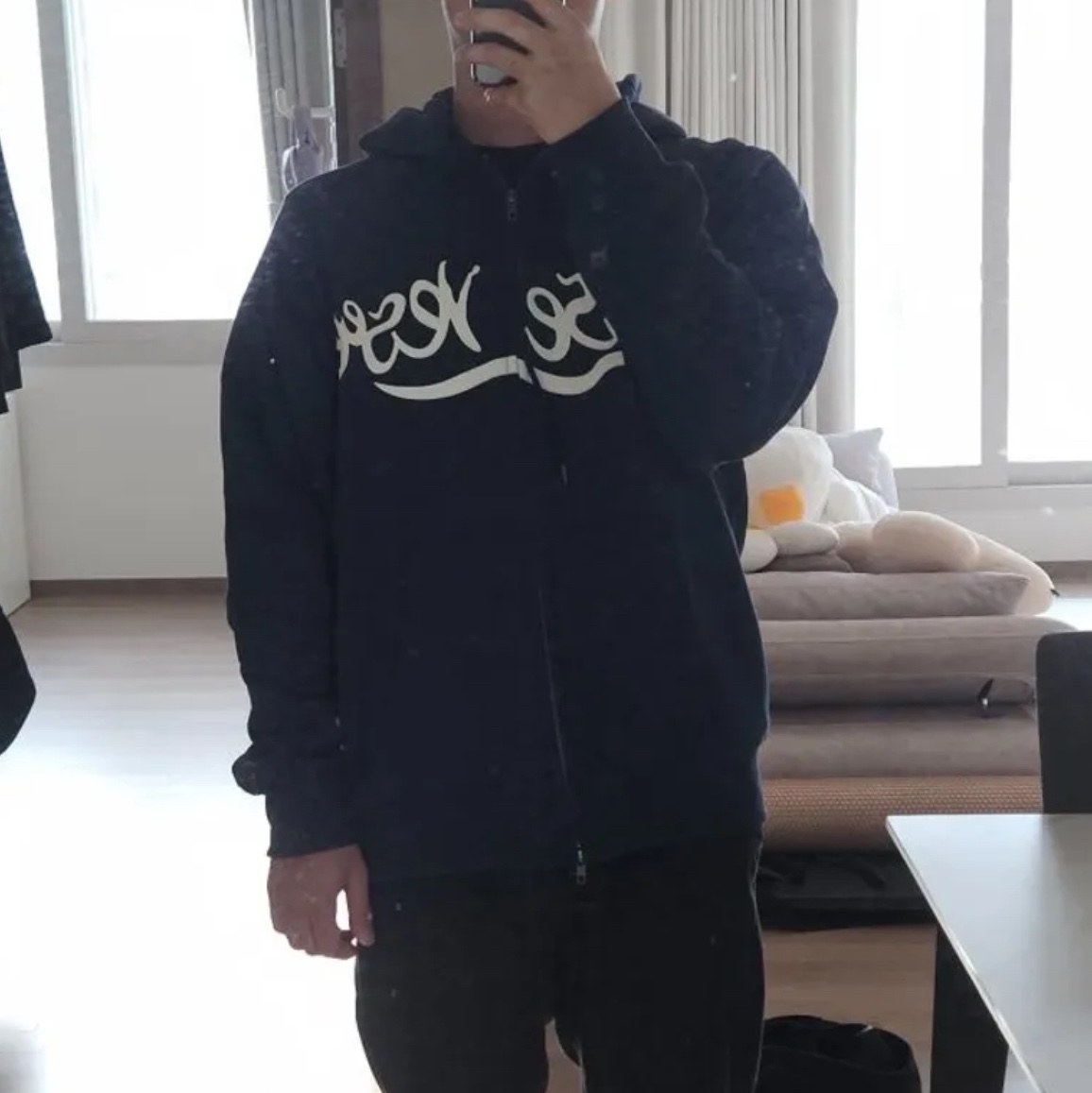 YESEYESEE Y.E.S Snail Logo Zip-up Hoodie Navy 착용 스타일