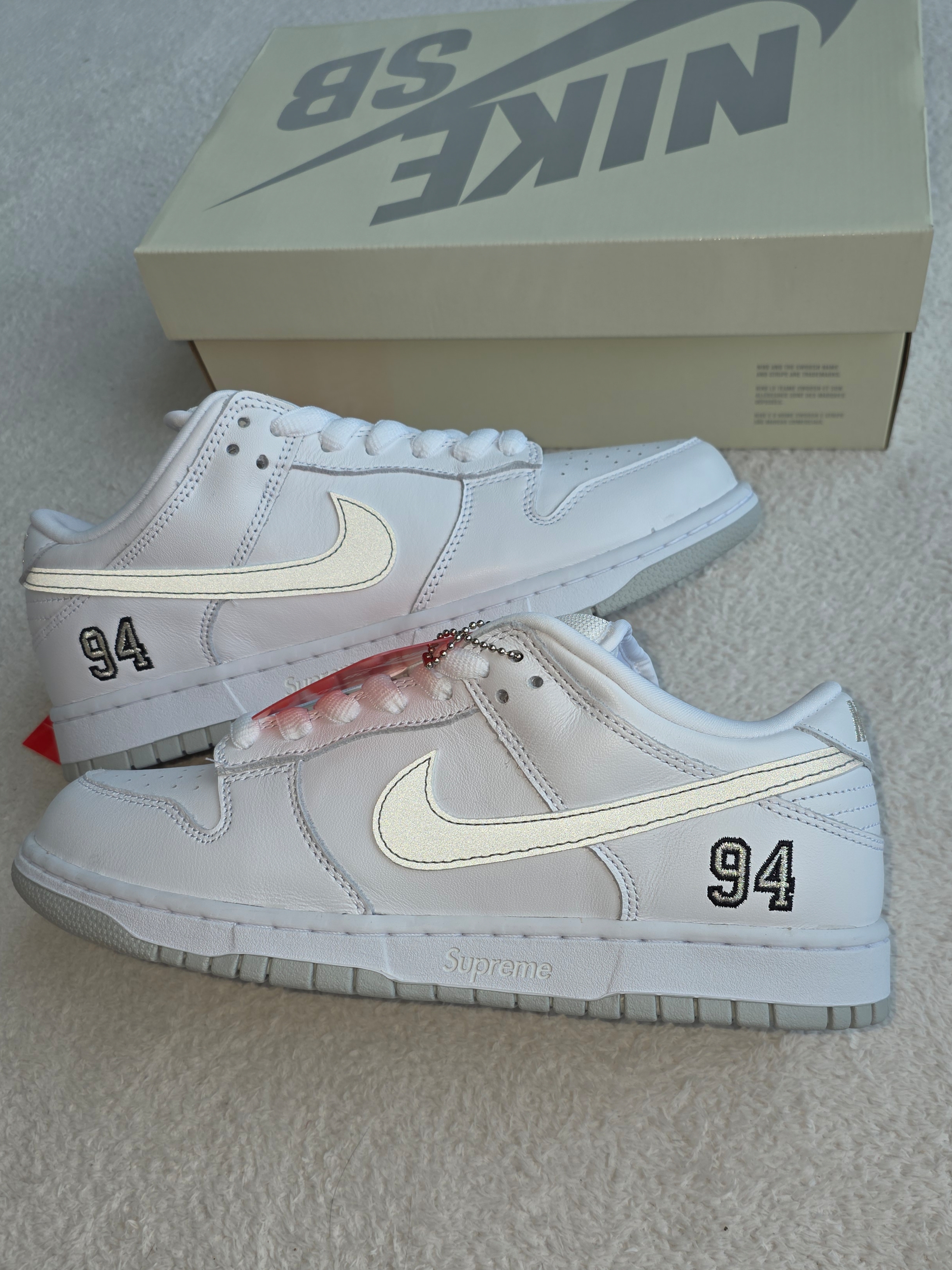 Nike x Supreme SB Dunk Low White 착용 스타일 - 3