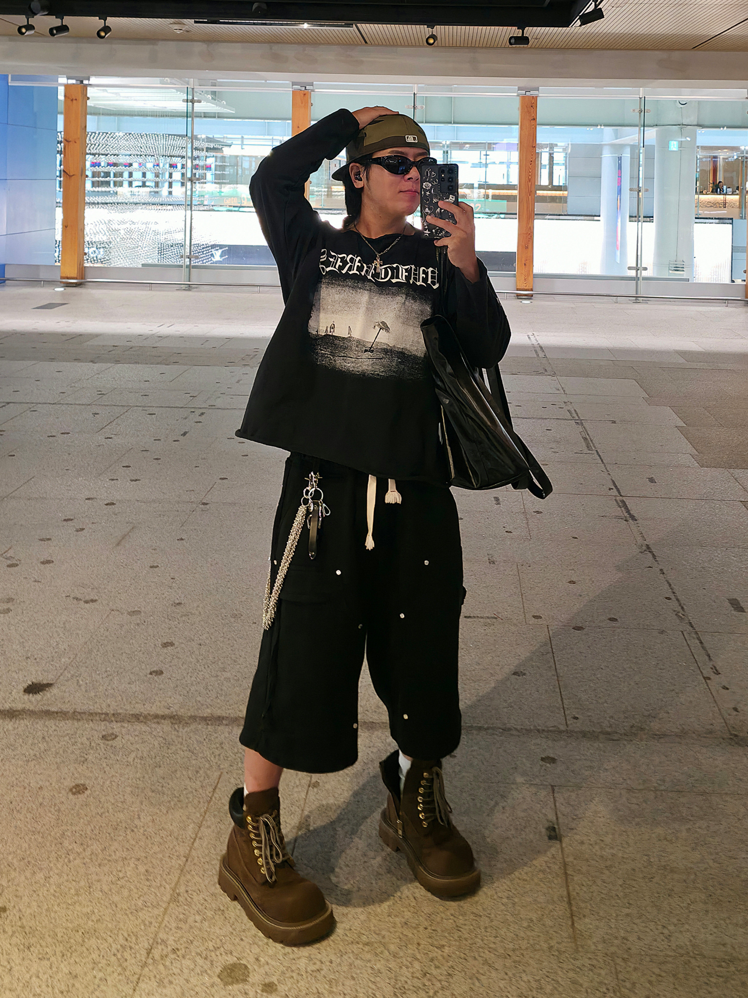 Yeezy Vultures Long T-Shirt Black, SOULESURES BOLD BELUGA Espresso Brown 착용 스타일 - 2