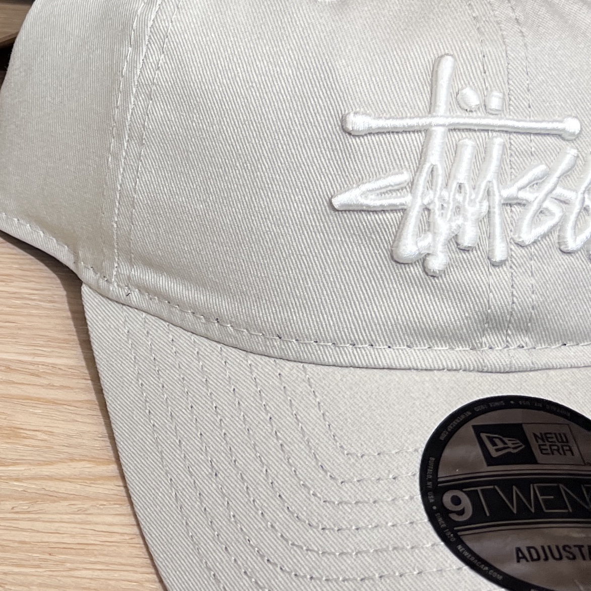 Stussy Basic New Era 9Twenty Basic Strapback Stone 착용 스타일