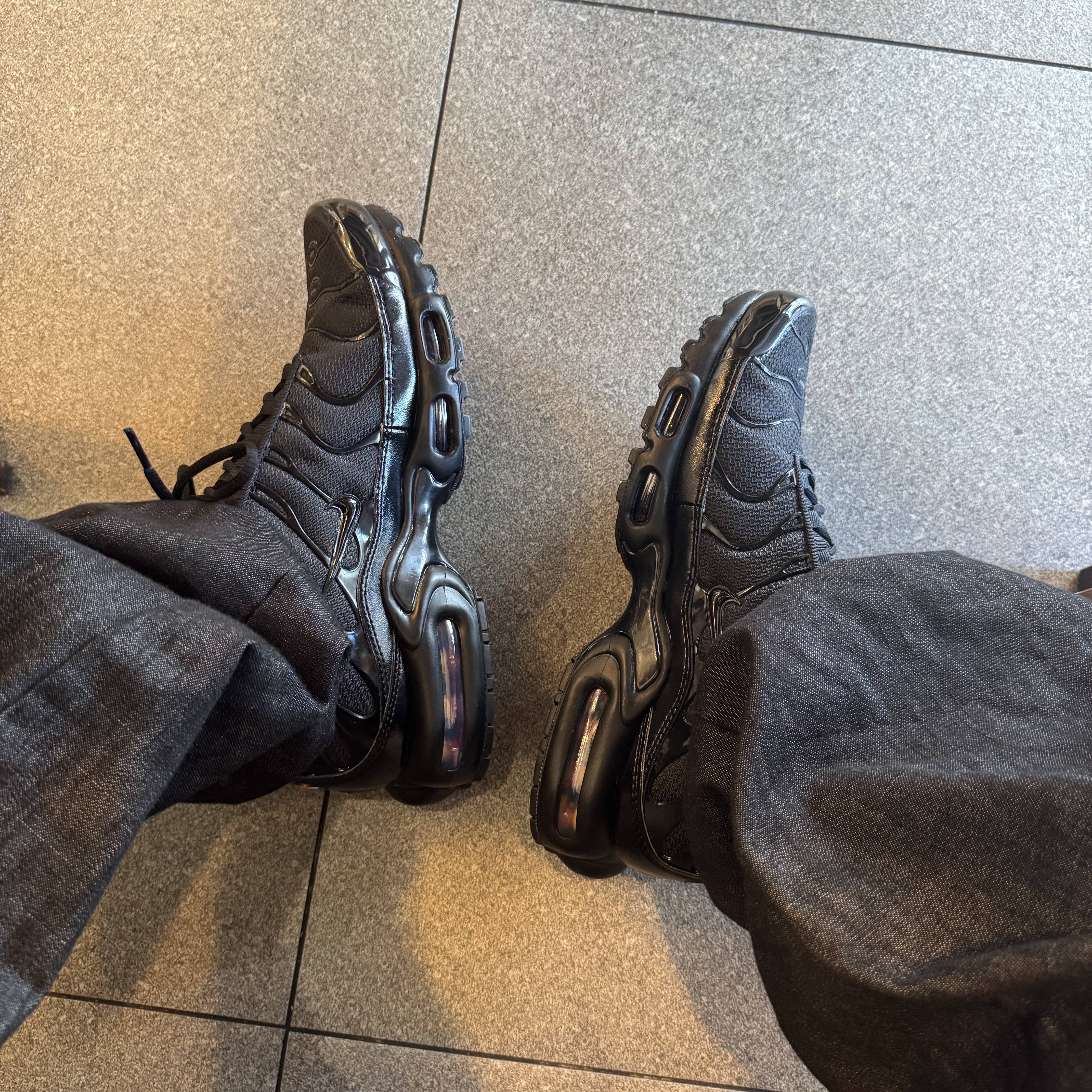 Nike Air Max Plus Triple Black 착용 스타일 - 1