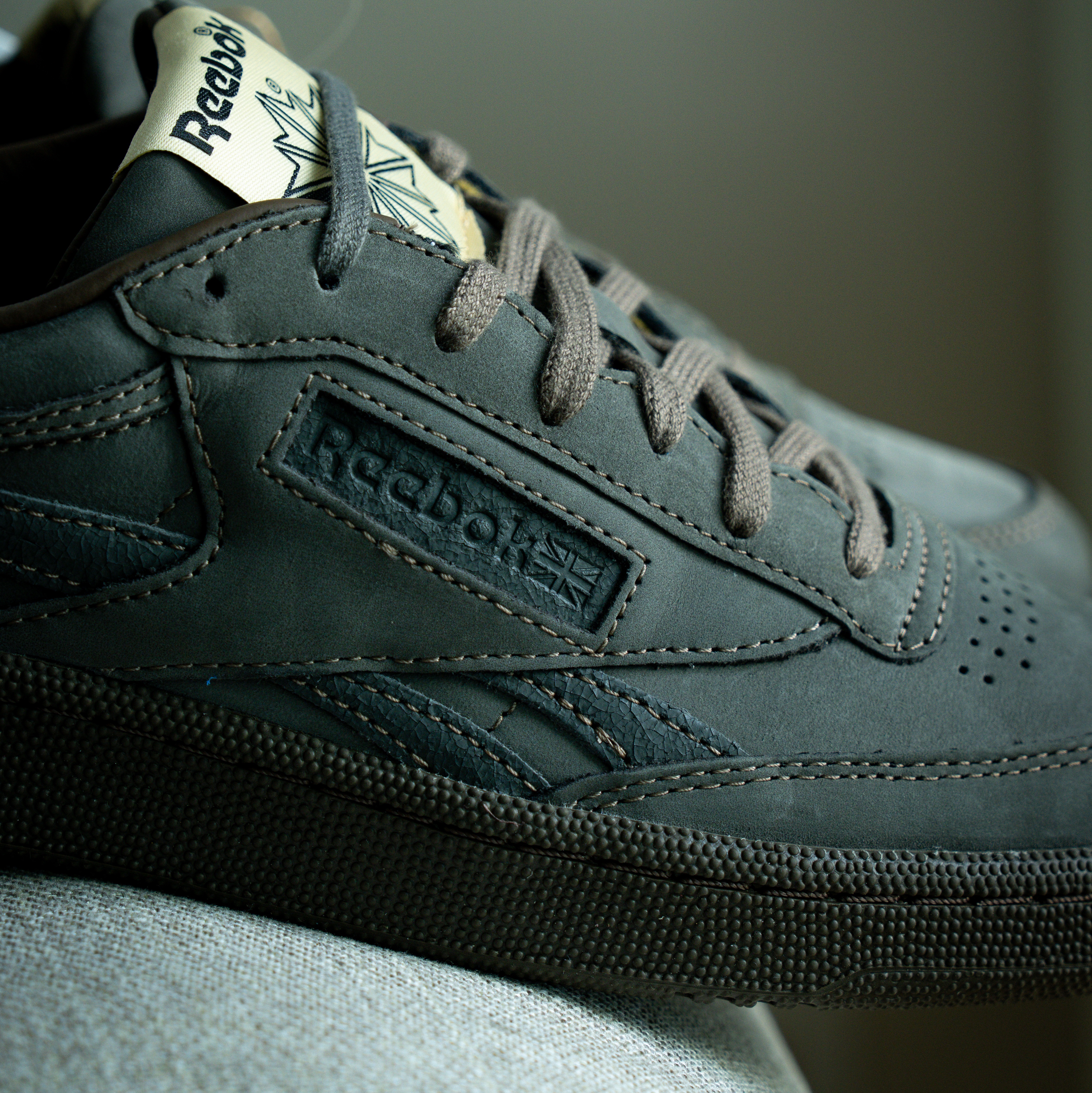 Reebok x Khakis Club C Revenge Khaki 착용 스타일 - 2