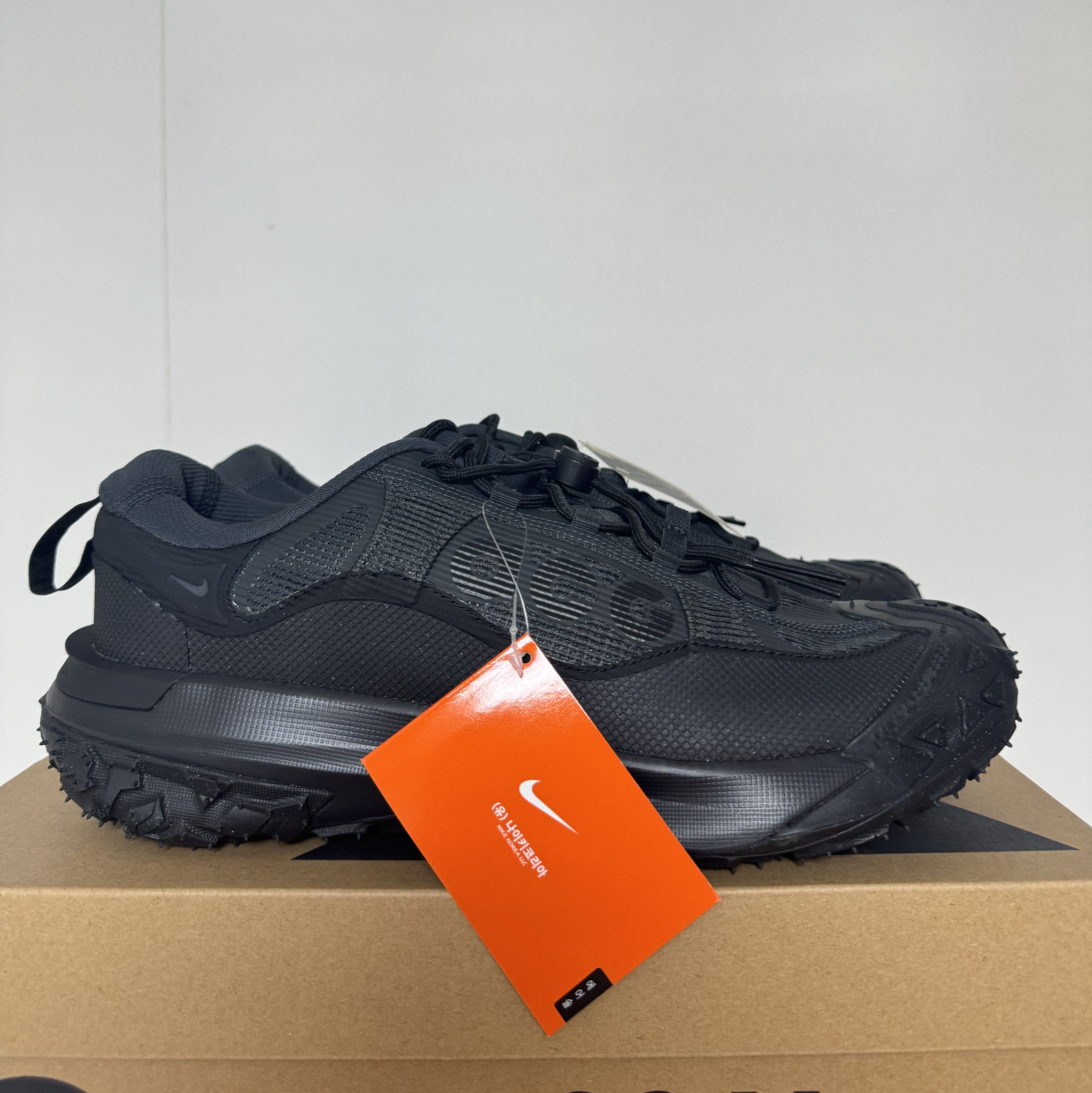 Nike ACG Mountain Fly 2 Low Gore-Tex Black and Dark Smoke Grey 착용 스타일
