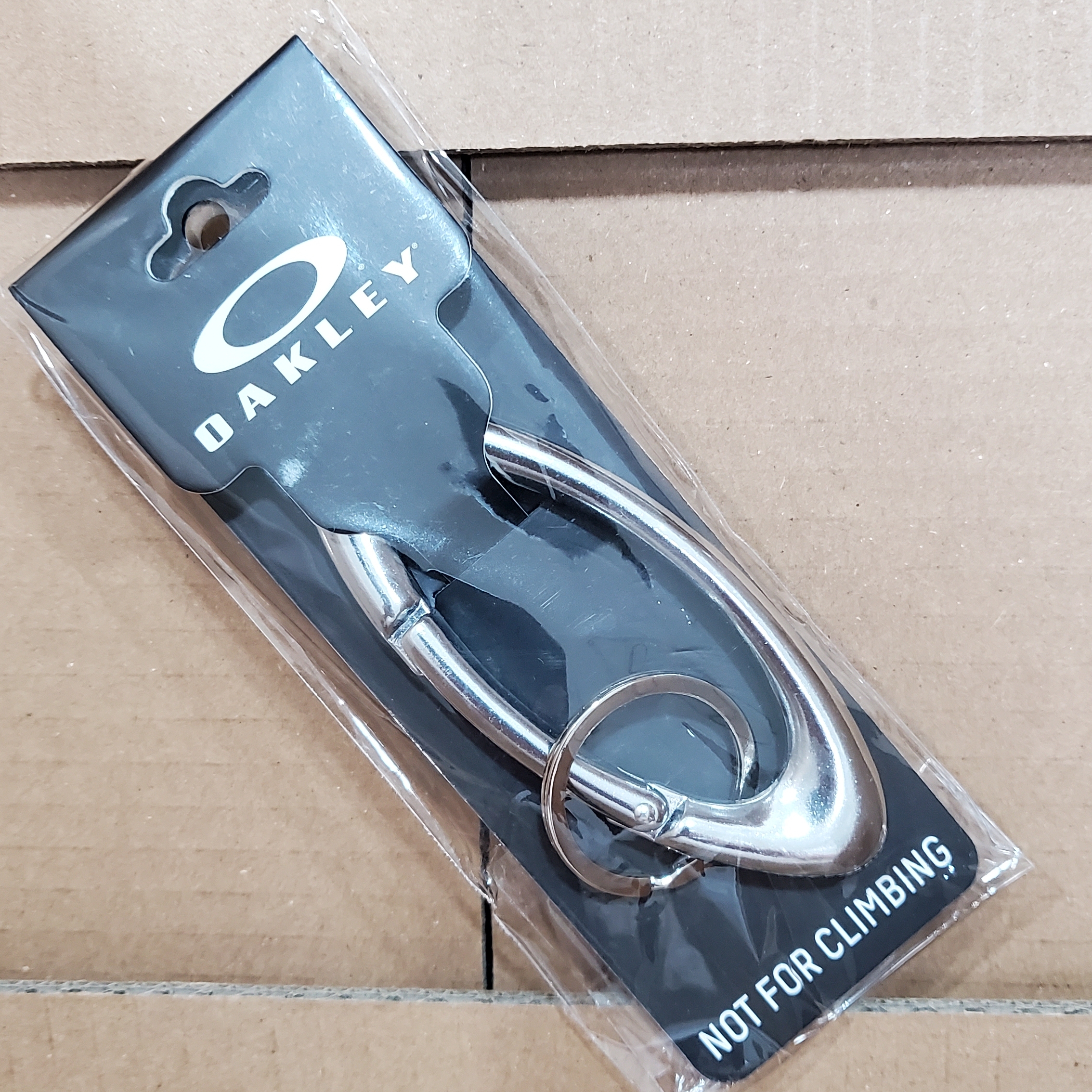 Oakley Essential Icon Carabiner Silver 착용 스타일