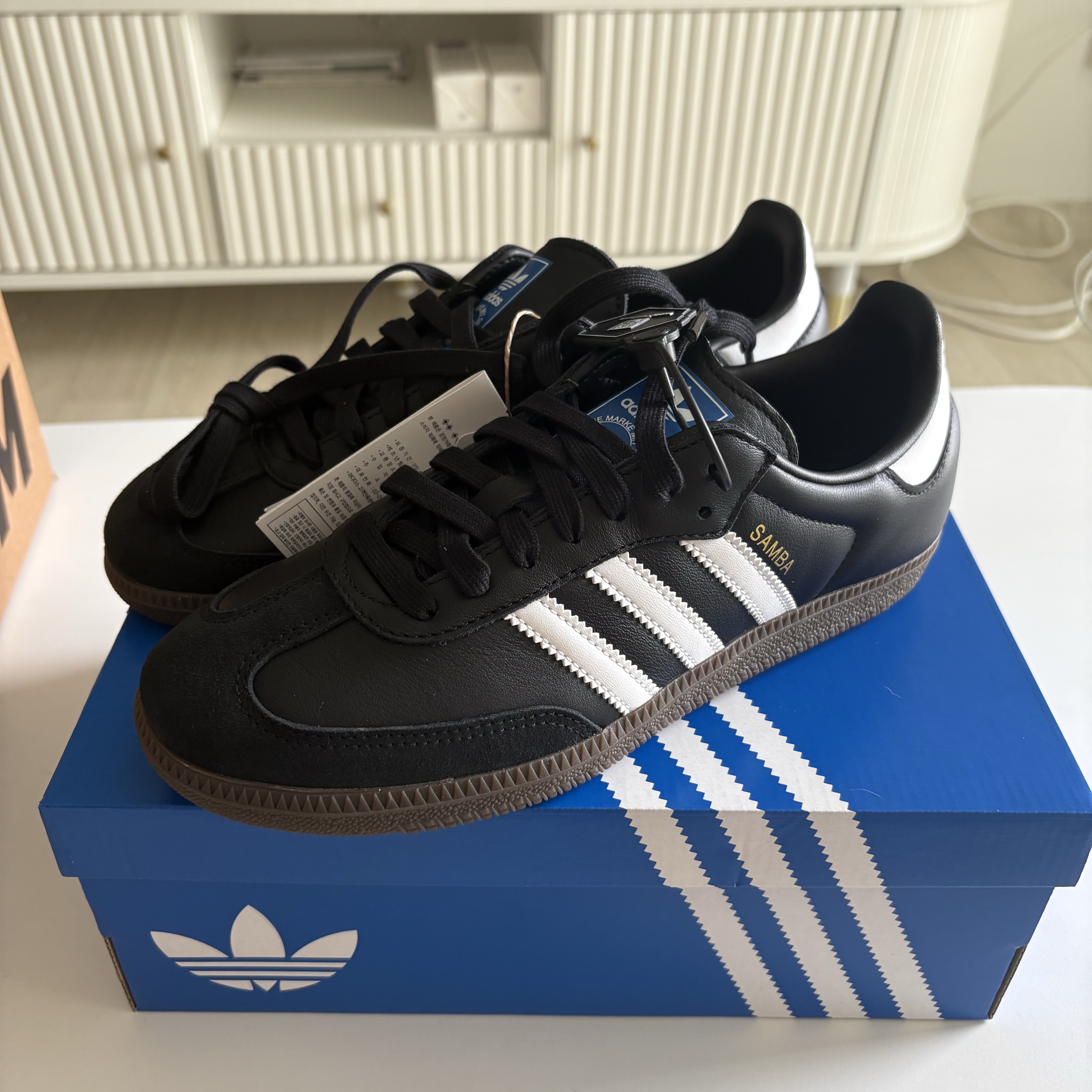 Adidas Samba OG Black White Gum 착용 스타일