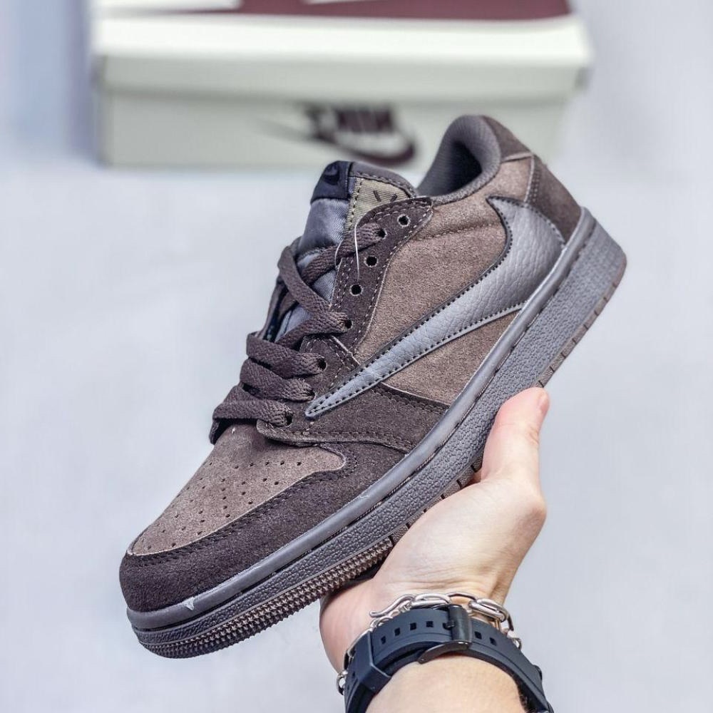 Jordan 1 x Travis Scott Retro Low OG SP Velvet Brown and Dark Mocha 착용 스타일