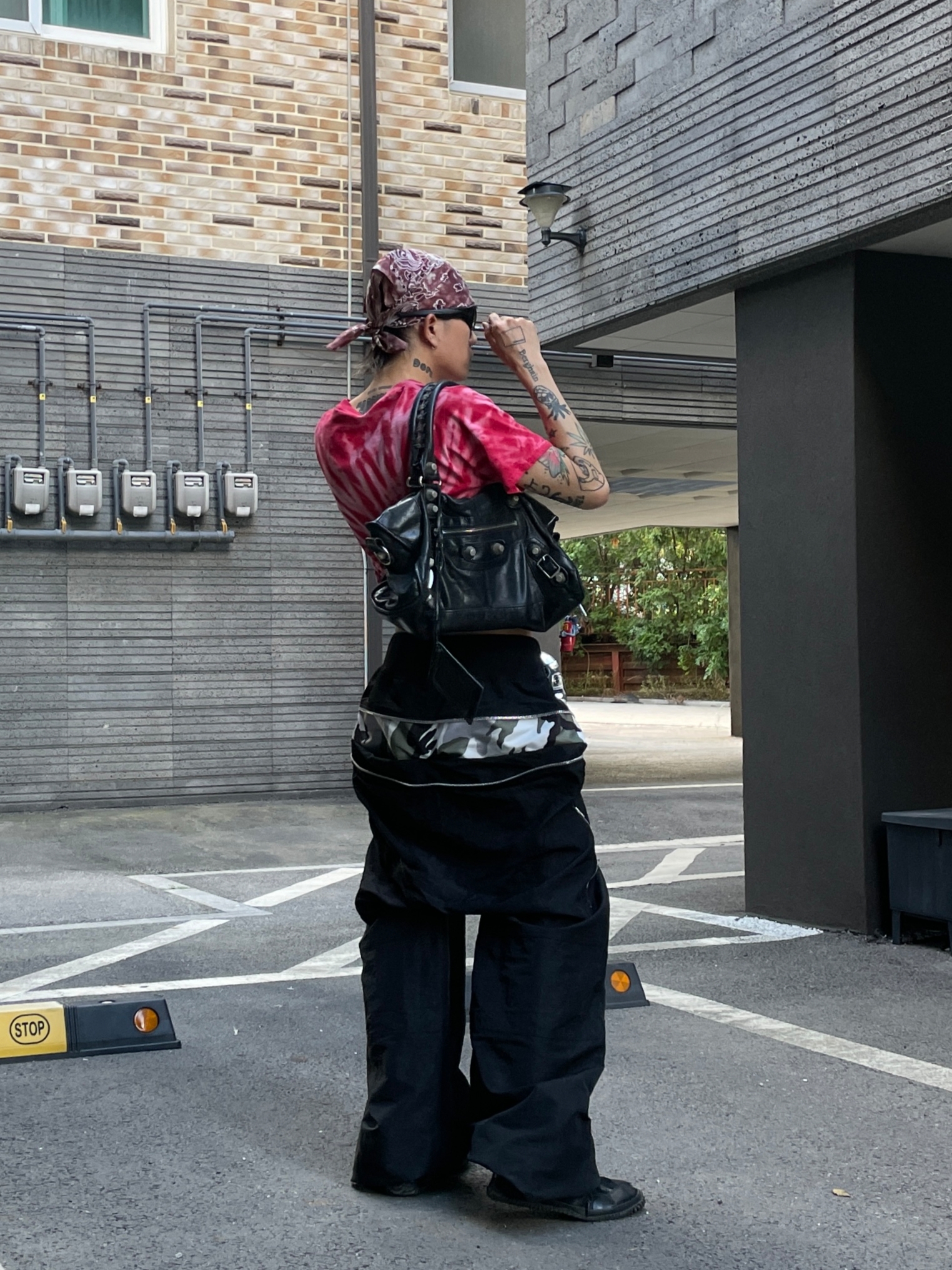 [KREAM 단독] ROARINGRAD Zipper Sagging Pants Nylon Ver. Black 착용 스타일 - 1