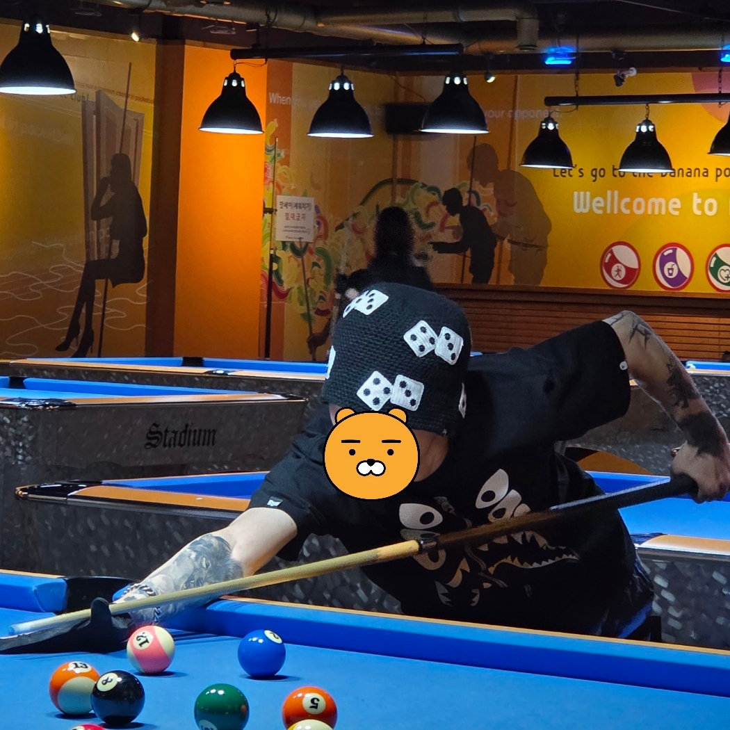Stussy Dice Knit Bucket Hat Black, BAPE x Bounty Hunter Mad Shark T-Shirt Black 착용 스타일 - 3