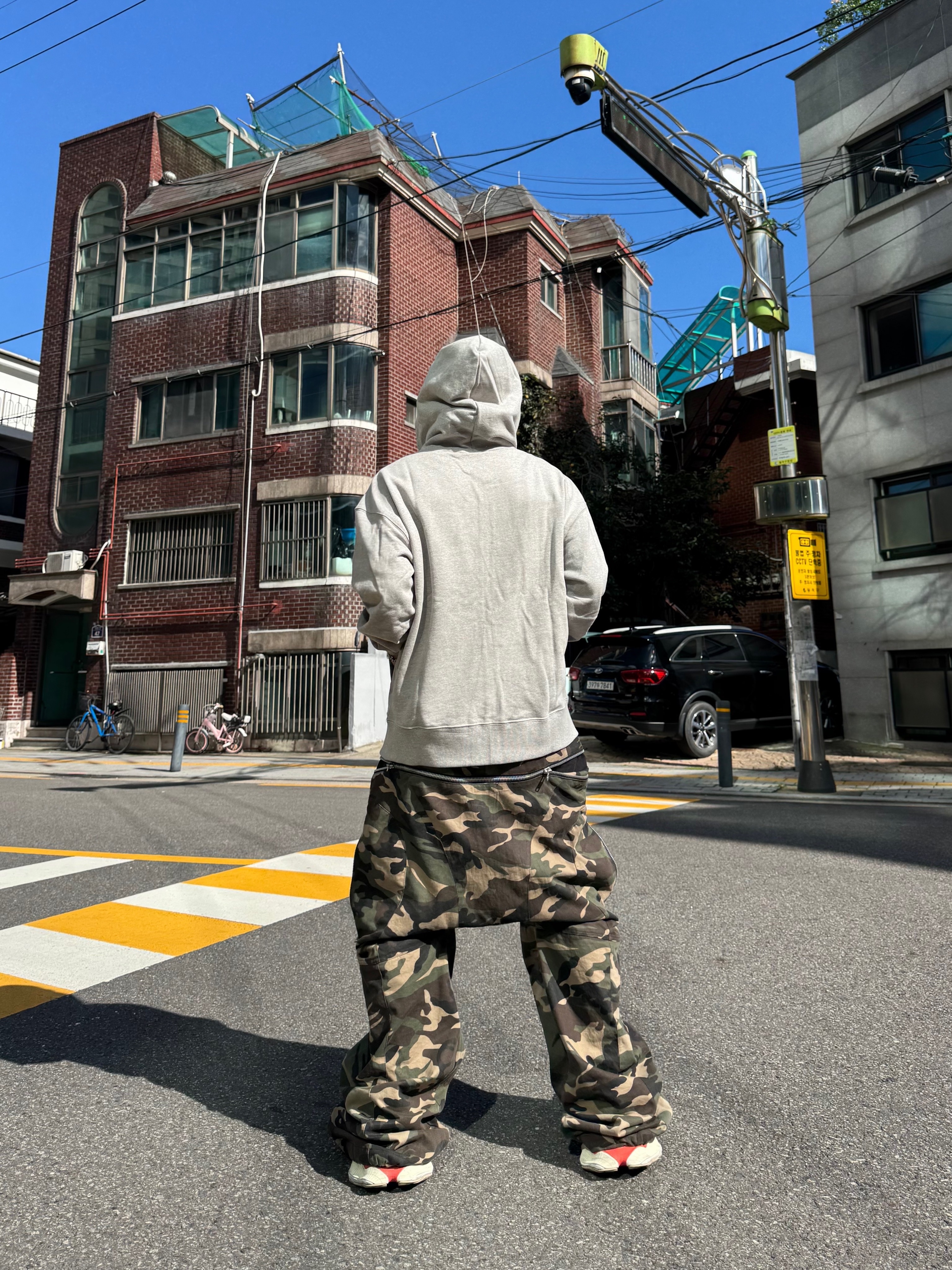 Balenciaga Cargo Sneakers Beige Grey Red 착용 스타일 - 7
