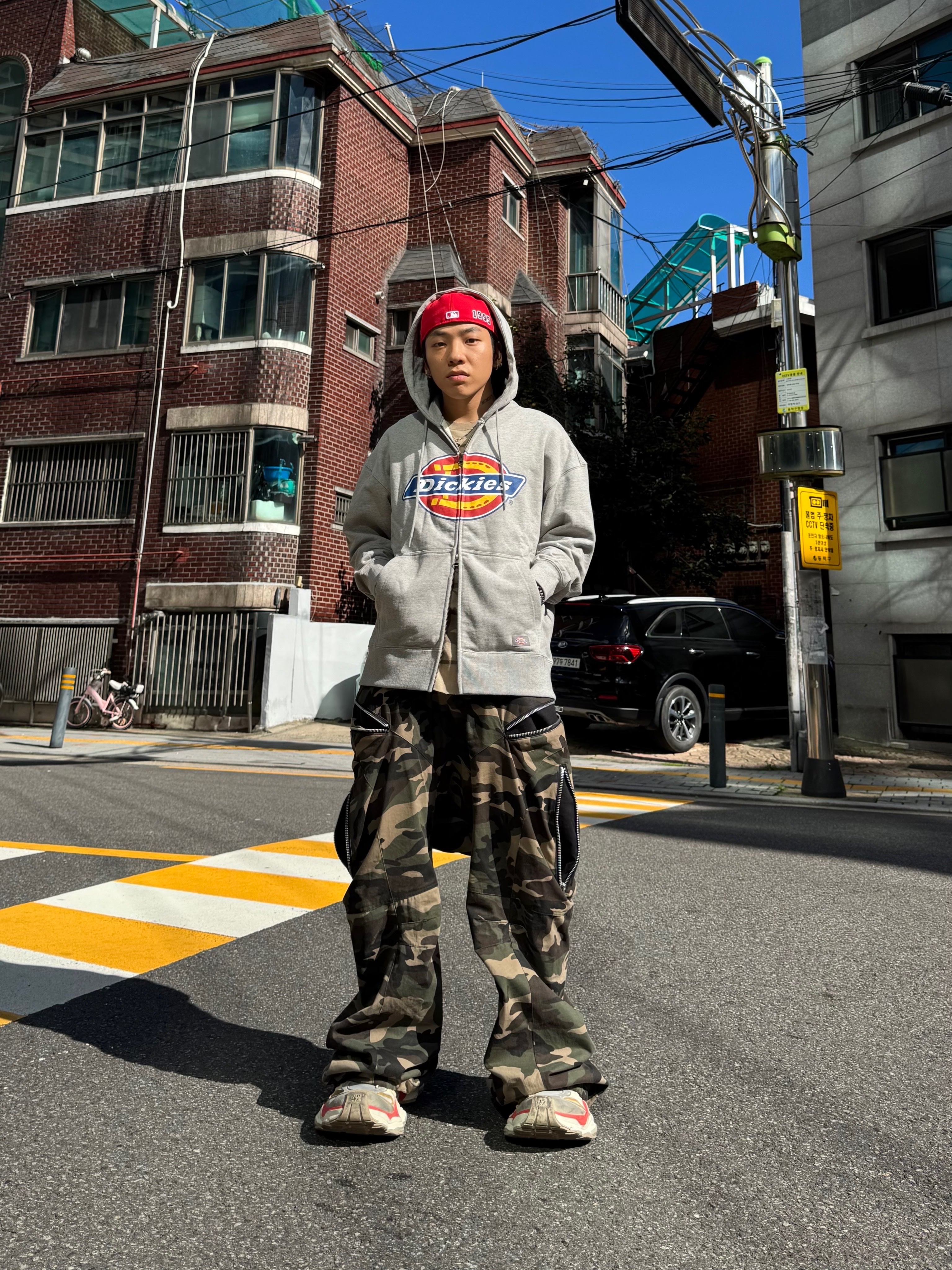 Balenciaga Cargo Sneakers Beige Grey Red 착용 스타일 - 6