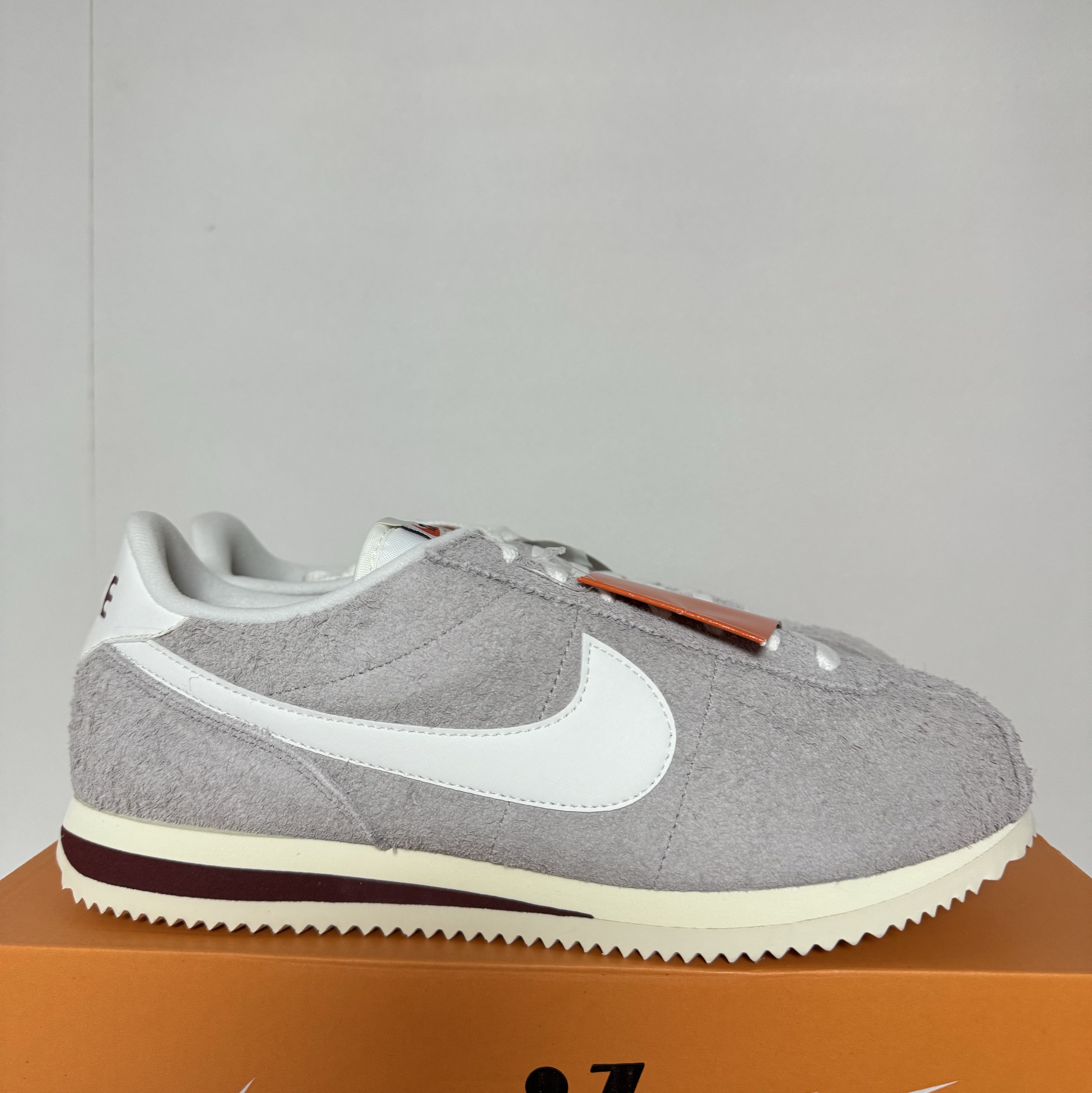 Nike Cortez SE Suede College Grey Dark Team Red 착용 스타일