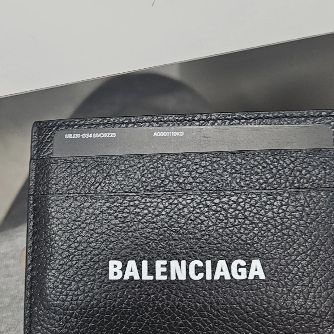 Balenciaga Cash Card Holder Black 착용 스타일