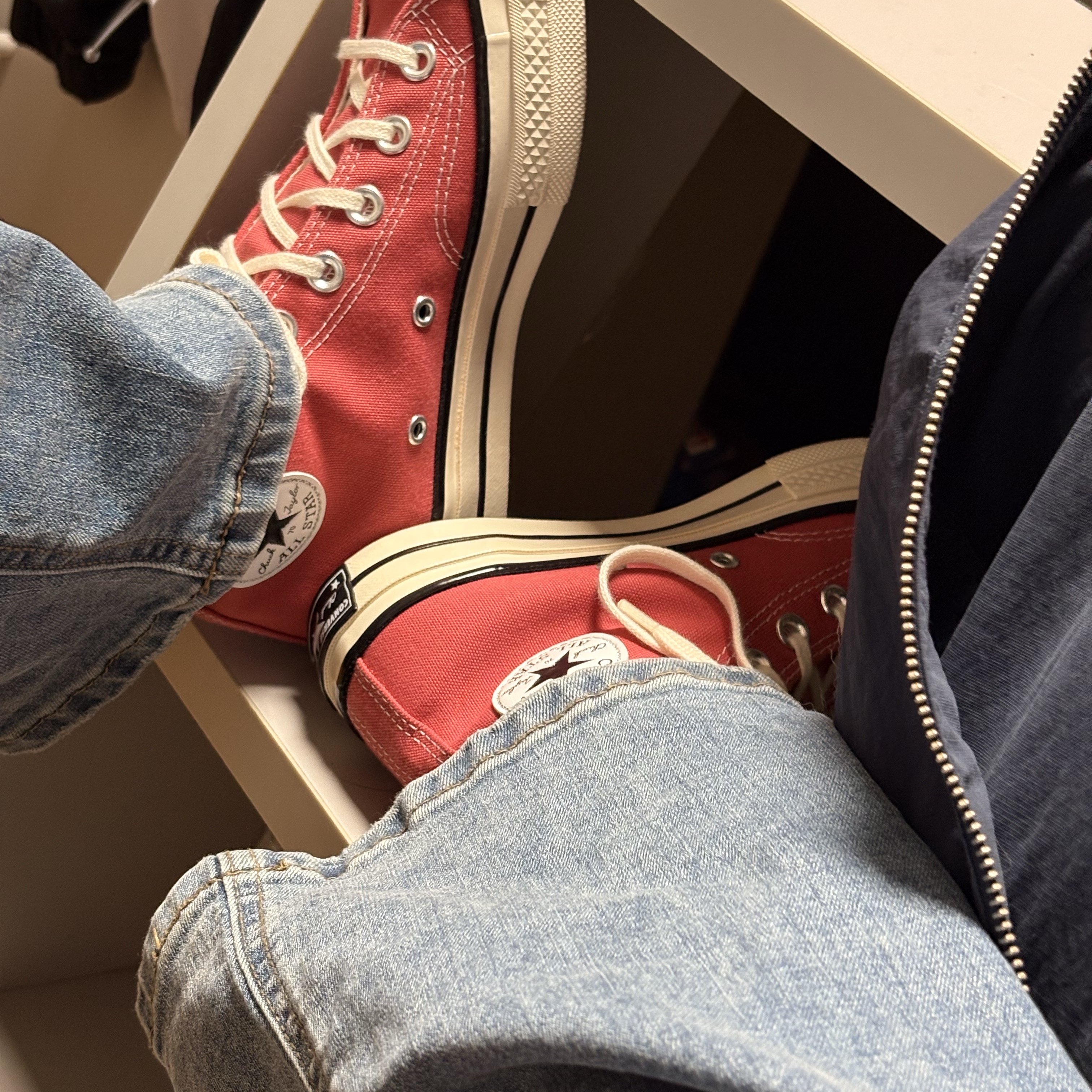 Converse Chuck 70 High Seasonal Color Rhubarb Pie, Stussy Wave Dye Beach Shell Jacket Navy 착용 스타일 - 1