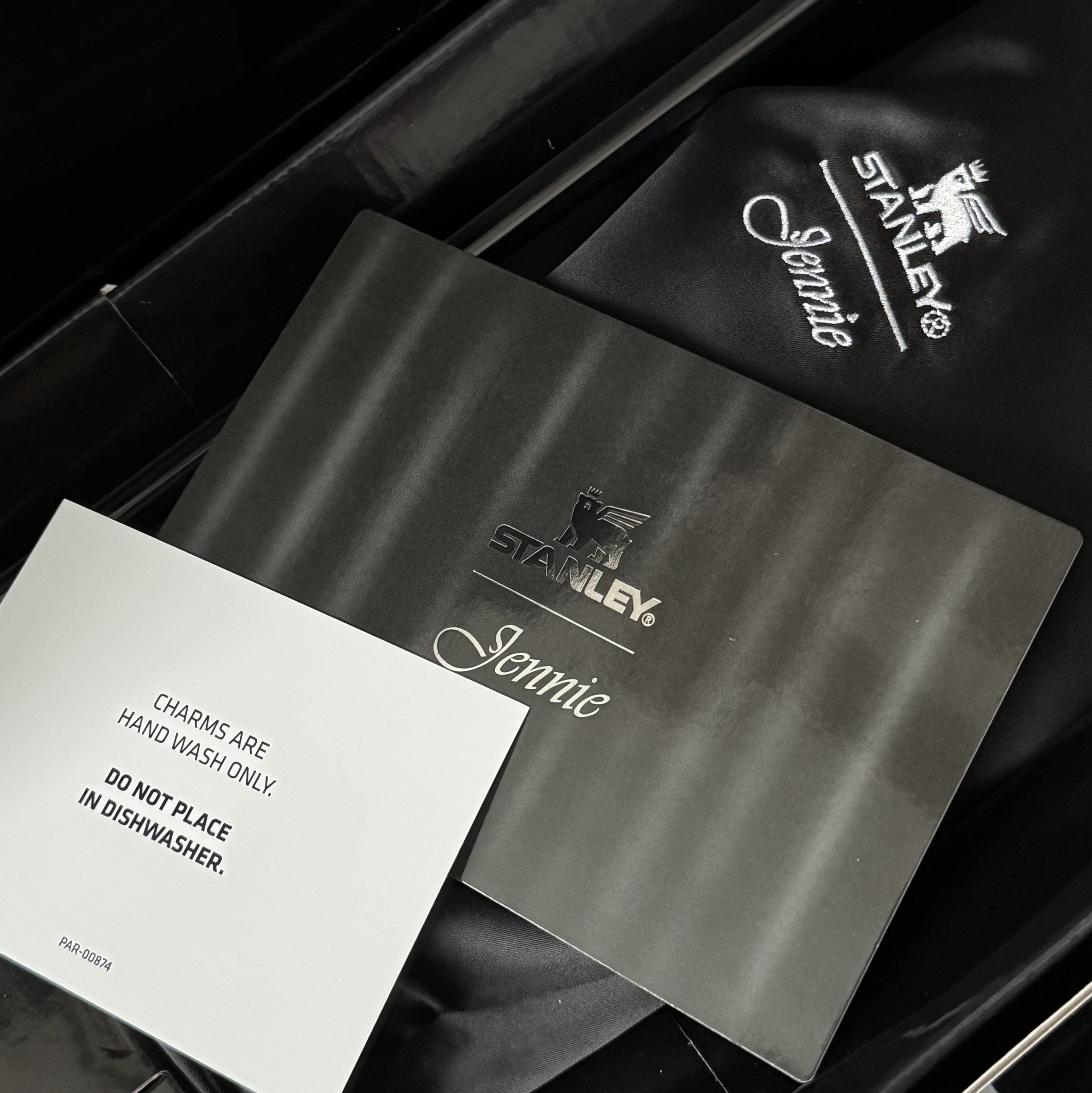 Stanley x Jennie 1913 Quencher Luxe Tumbler 887ml Midnight Ruby 착용 스타일 - 1