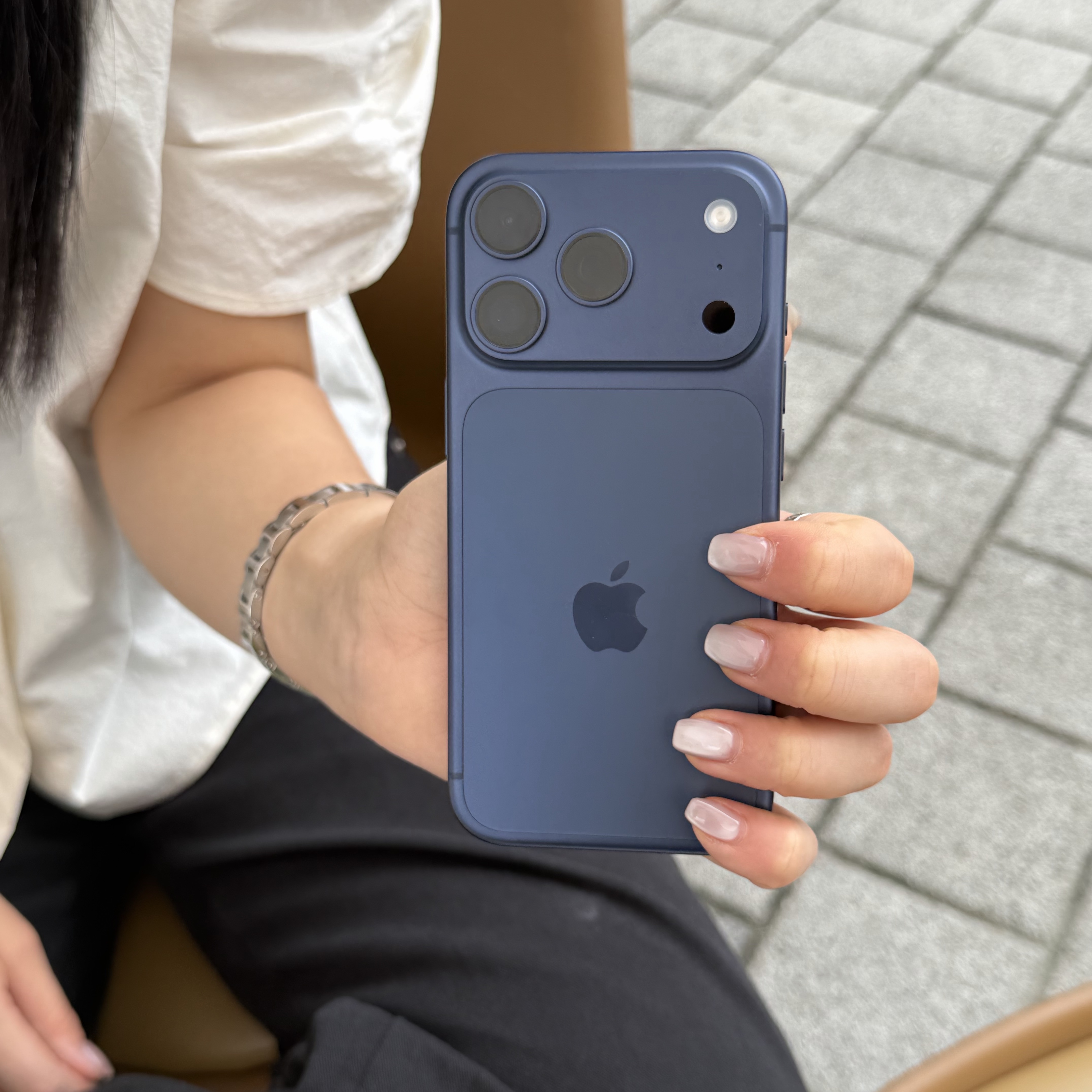 Apple iPhone 17 Pro 256GB Deep Blue 착용 스타일 - 2