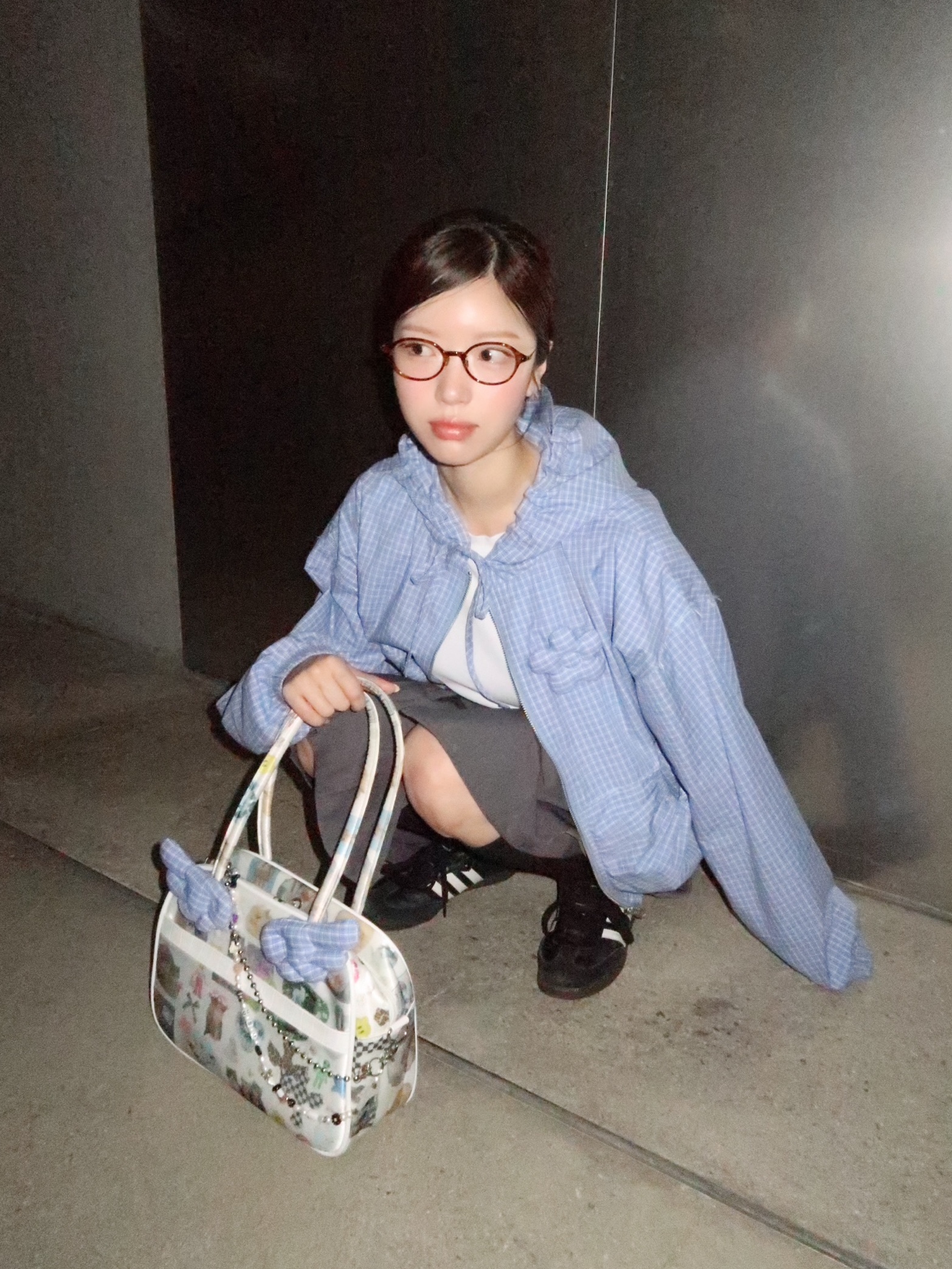 UnsteadyMarket Collage Tote Bag 착용 스타일 - 3