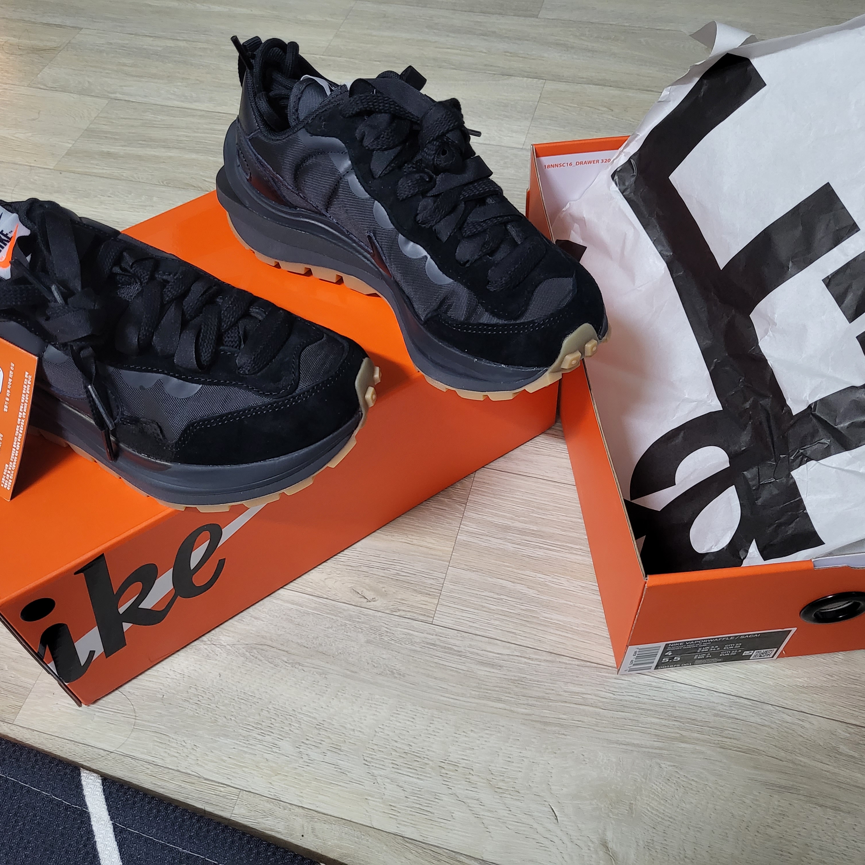 Nike x Sacai VaporWaffle Black White 착용 스타일 - 1