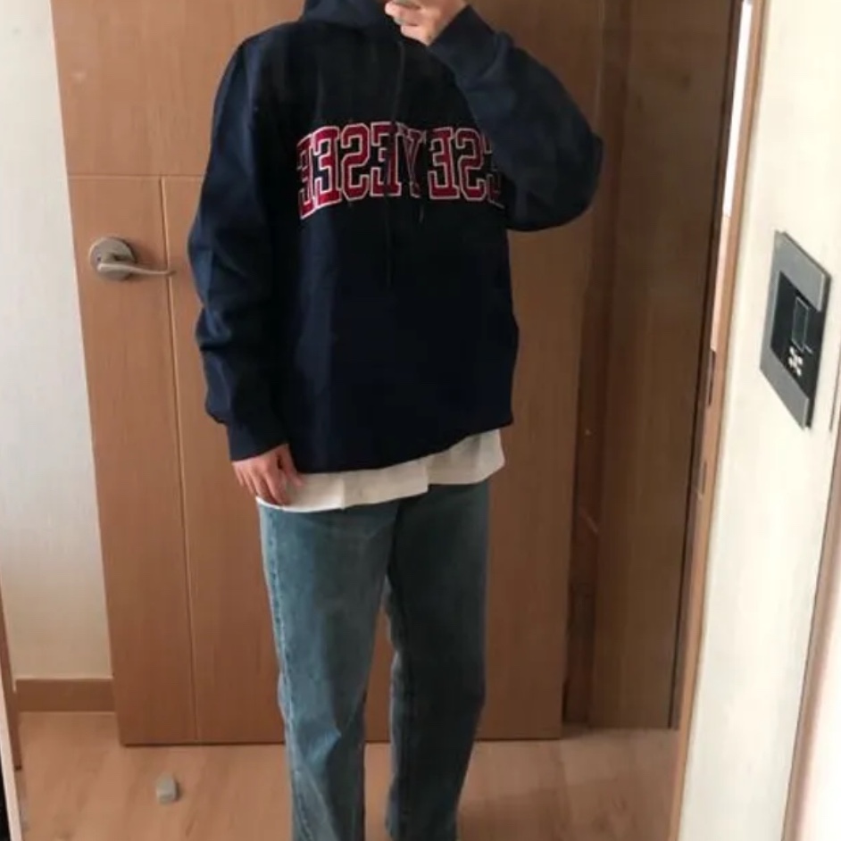 YESEYESEE Arch Logo Hoodie Navy 착용 스타일