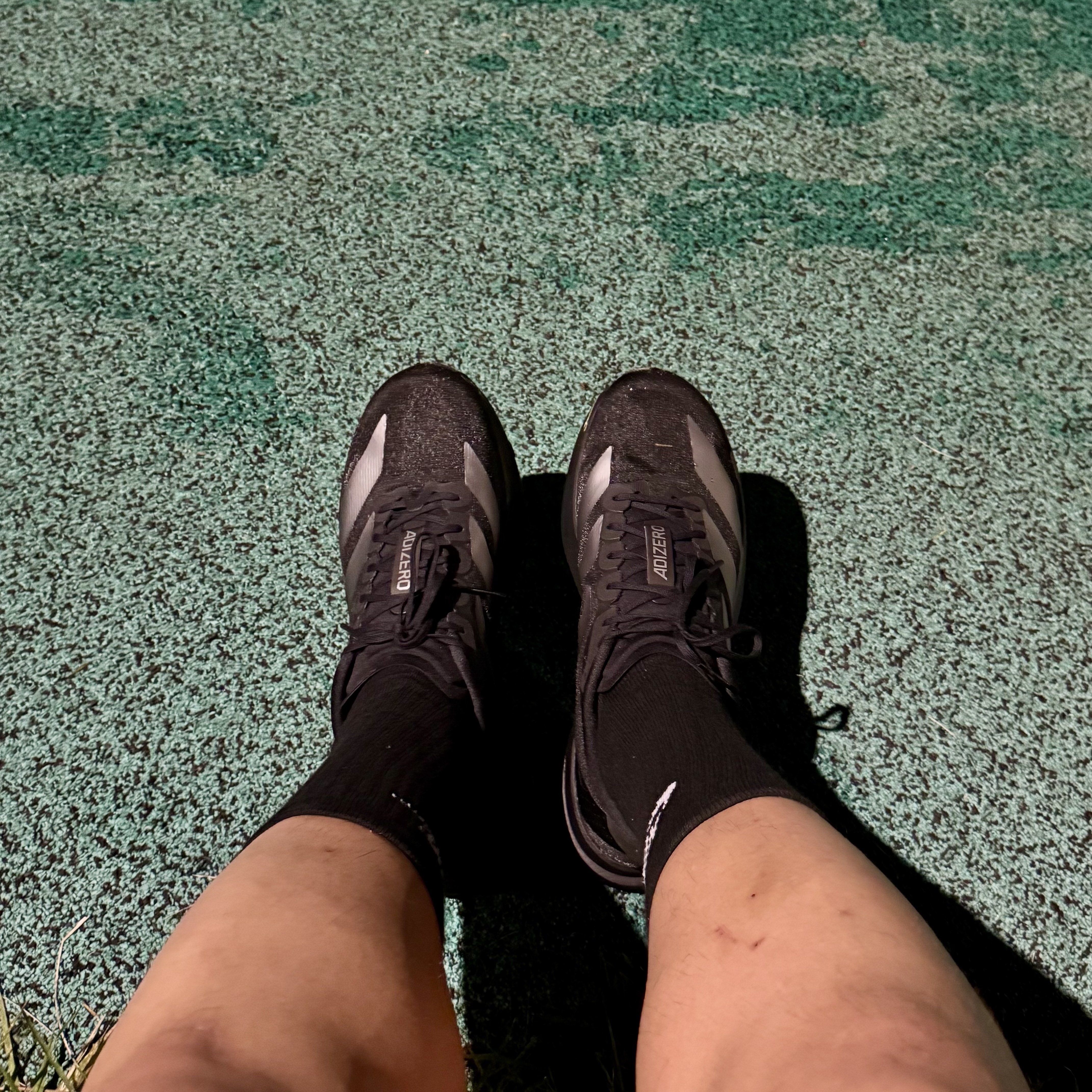 Adidas Adizero EVO SL Core Black Iron Metallic 착용 스타일