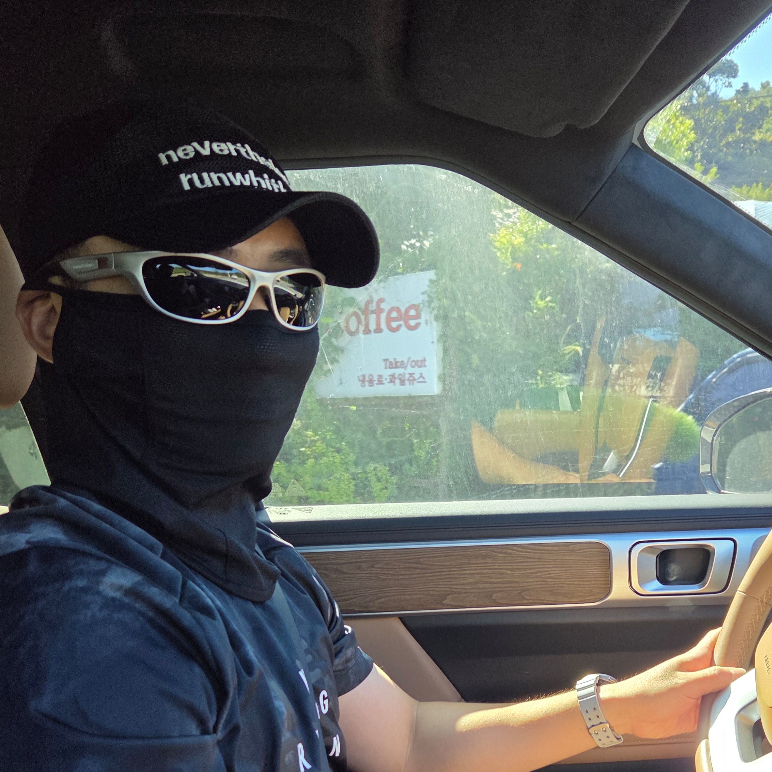 [KREAM 단독] runwhither Race L001 Silver, [KREAM 단독] runwhither Mesh Cap Black 착용 스타일
