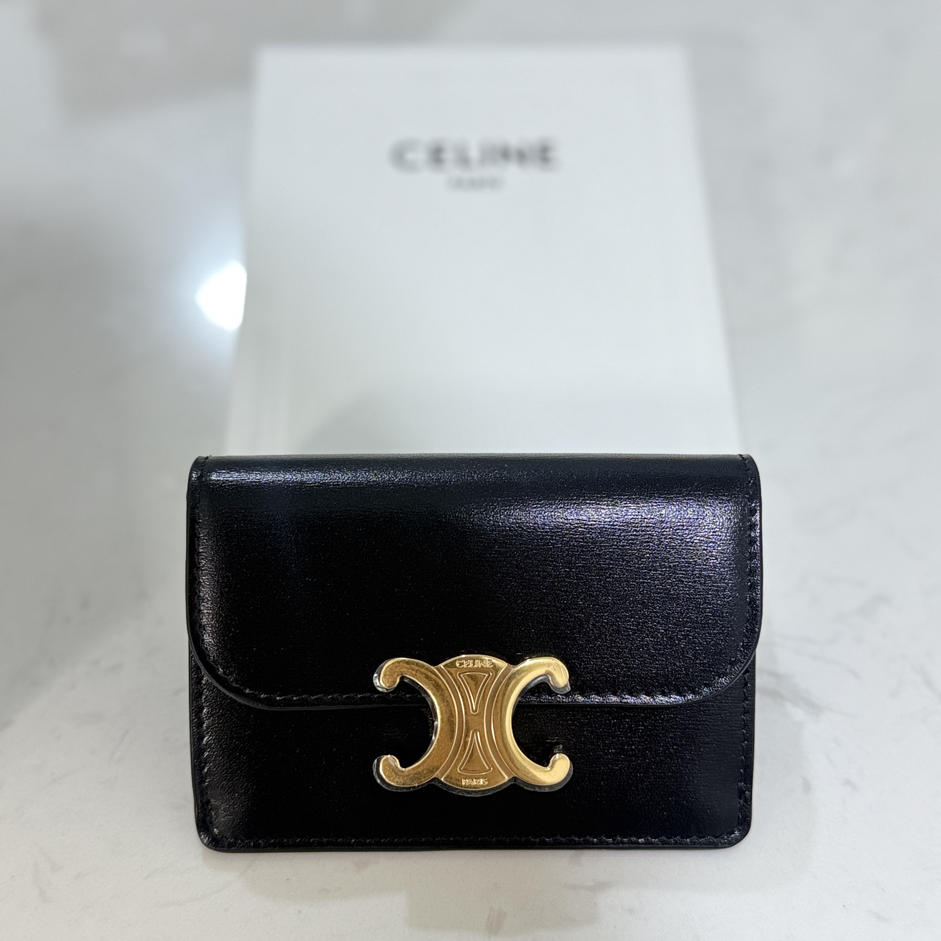 Celine Card Holder with Flap in Shiny Calfskin Black 착용 스타일 - 1