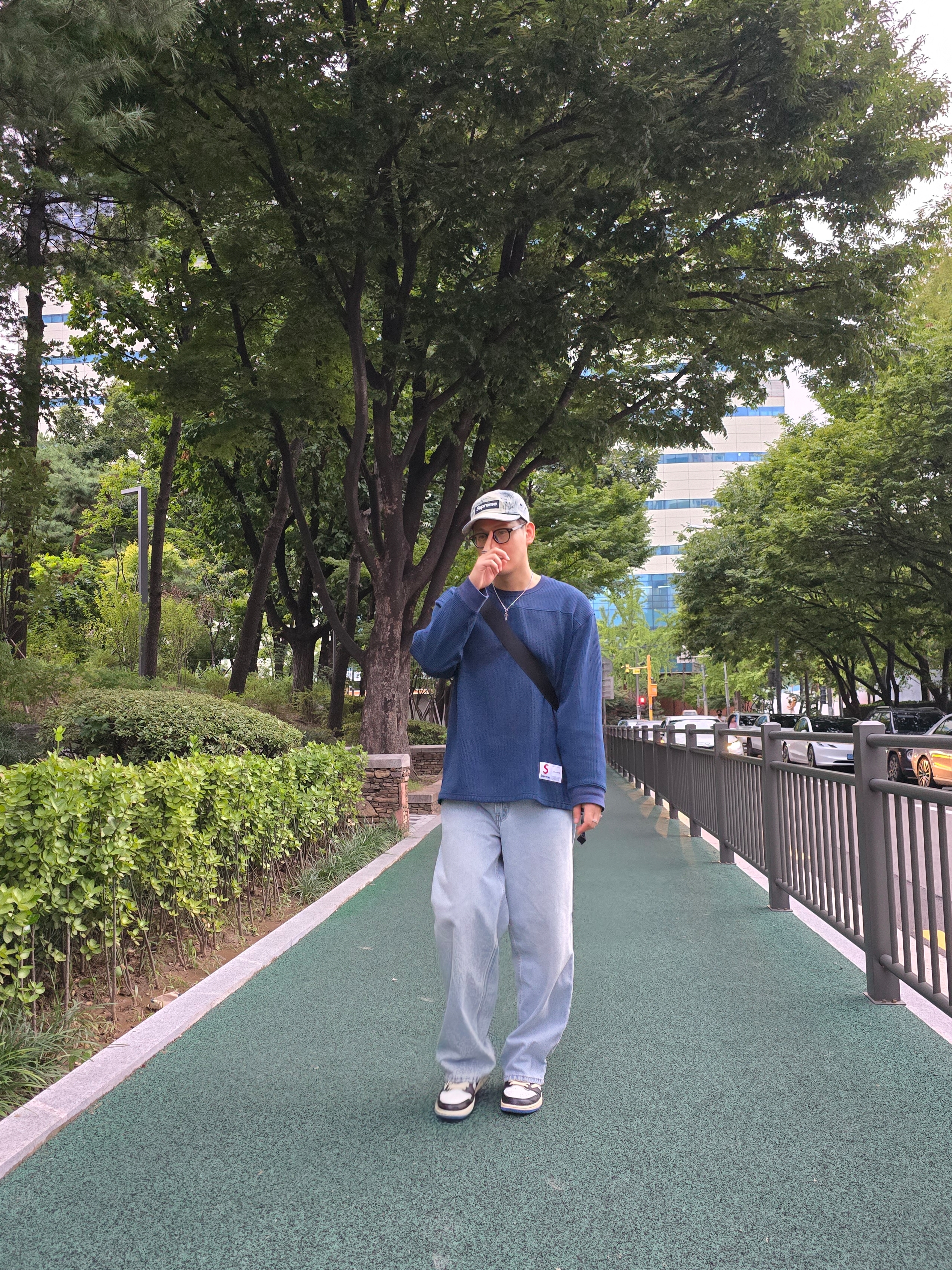 Supreme Denim Messenger Bag Washed Indigo - 25FW, Supreme Washed Chino Twill Camp Cap Dirty Indigo - 24SS 착용 스타일 - 2