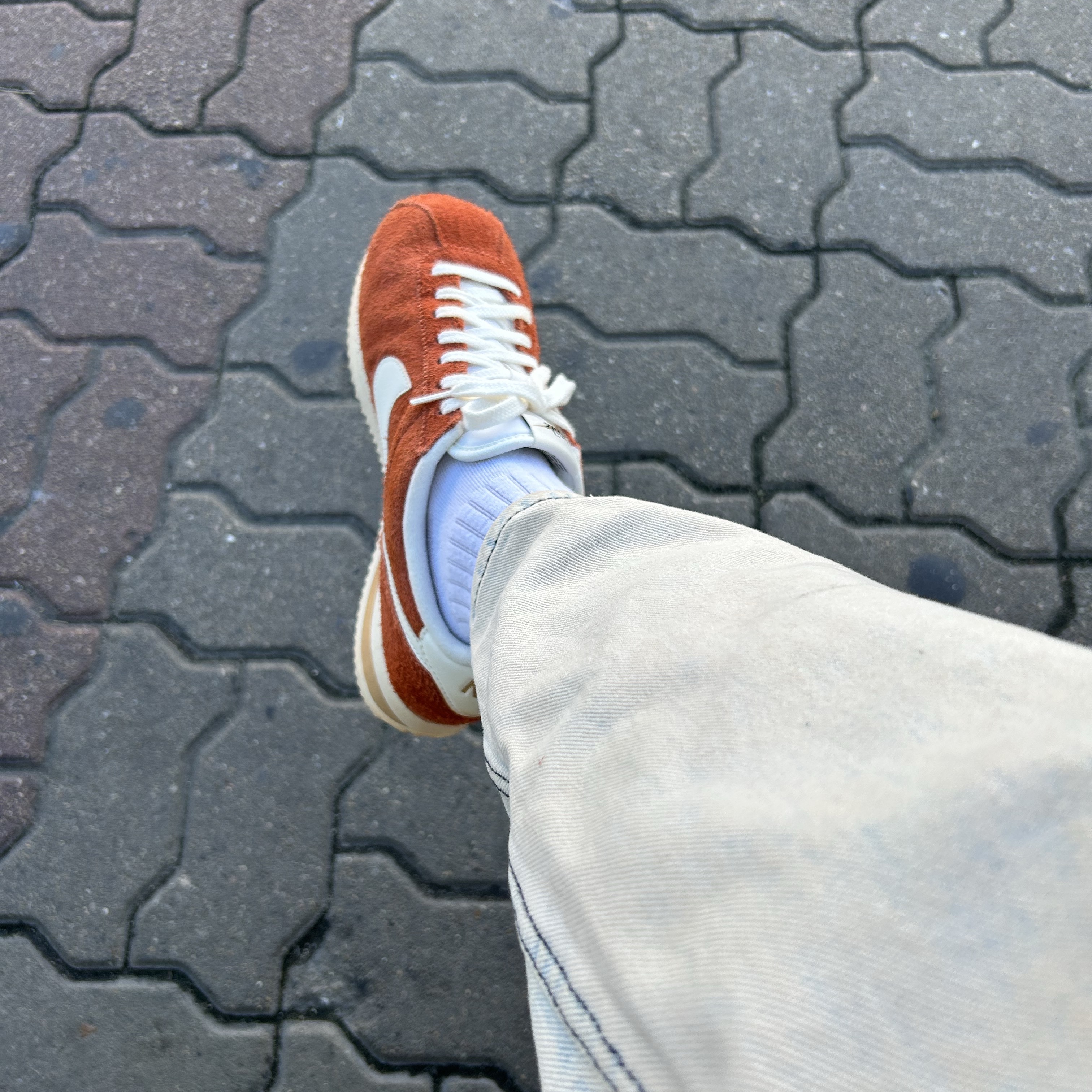 Nike Cortez SE Dark Russet Flax 착용 스타일