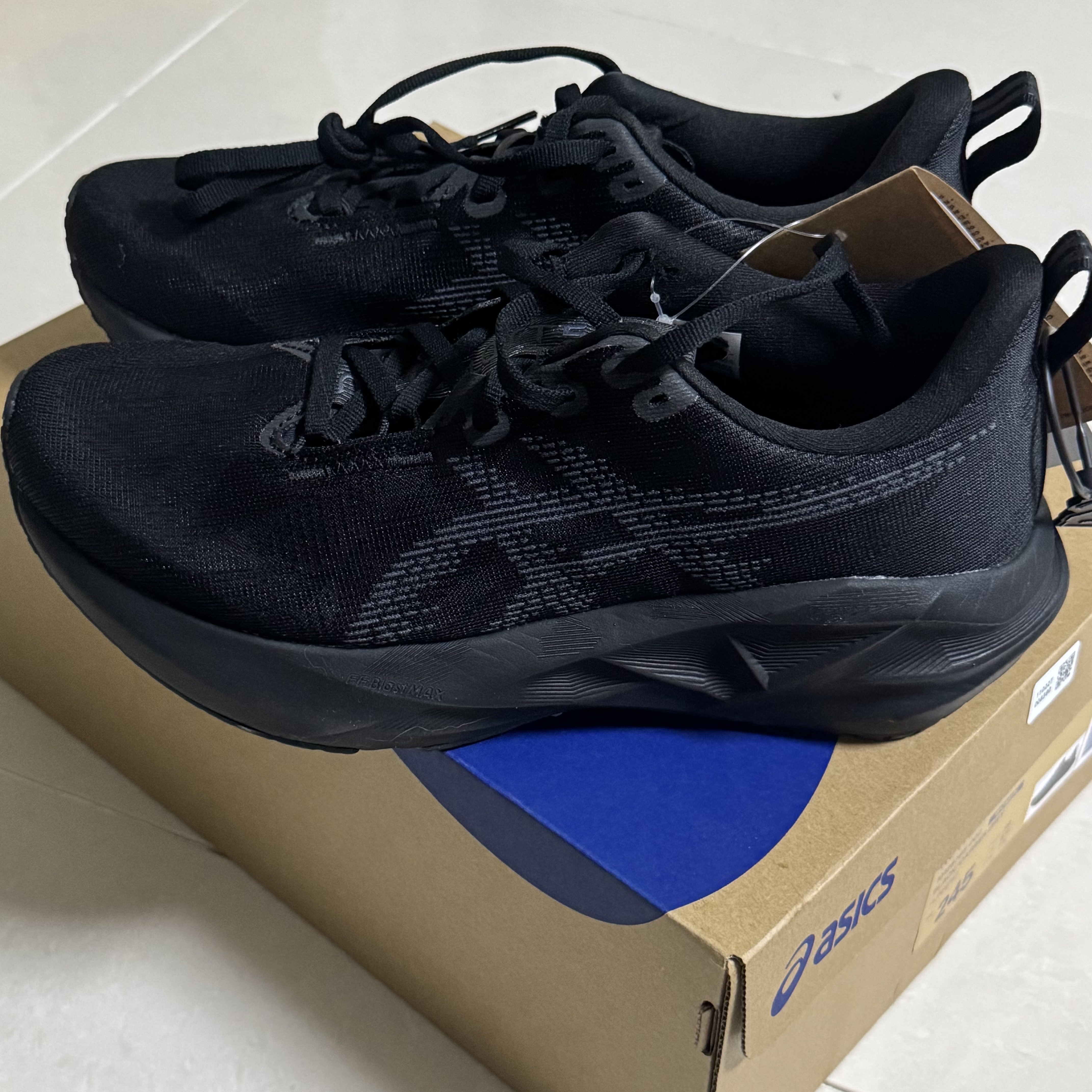 (W) Asics Novablast 5 Black Carrier Grey 착용 스타일 - 2