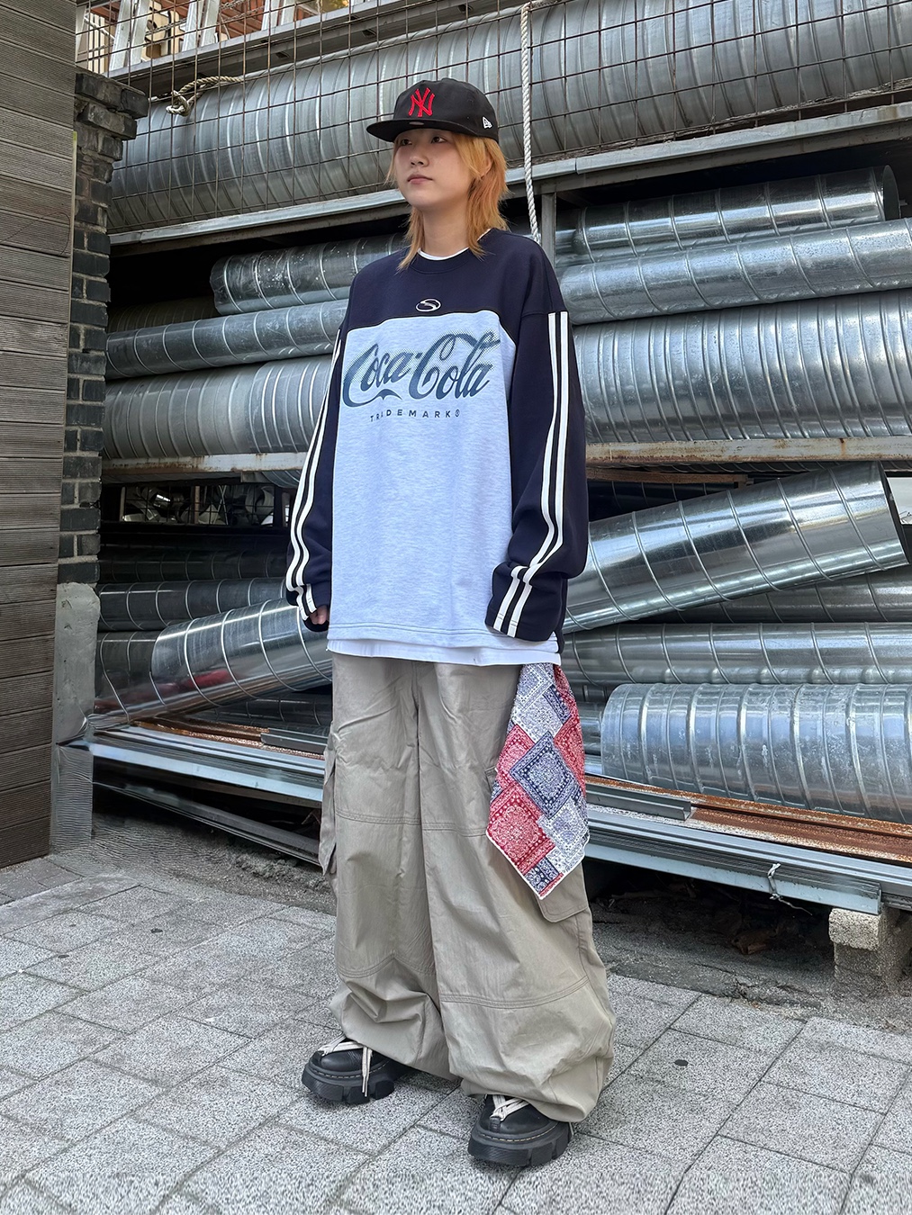 SPORT CHAMBER x Coca-Cola Crew T-shirt Navy 착용 스타일 - 2