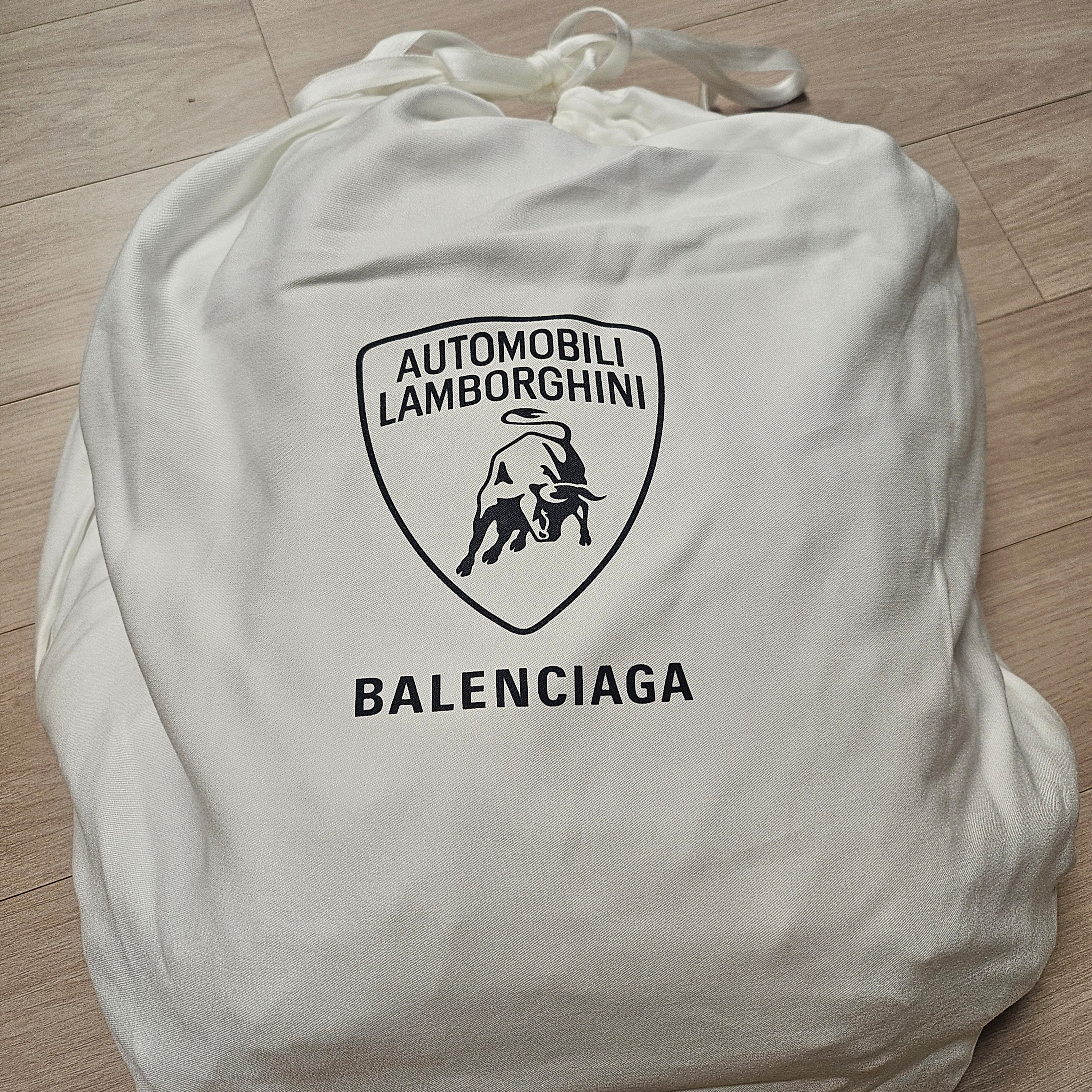 Balenciaga x Automobili Lamborghini Rodeo Messenger Bag Small Black 착용 스타일 - 1