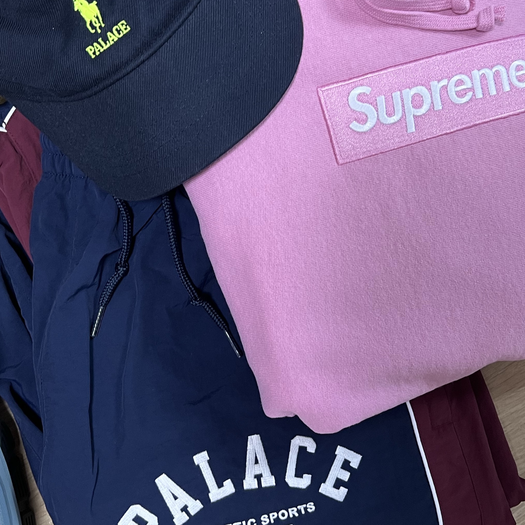 Palace x Gap Nylon Track Bottom Navy Red - 24SS, Supreme Box Logo Hooded Sweatshirt Dusty Pink - 24FW 착용 스타일