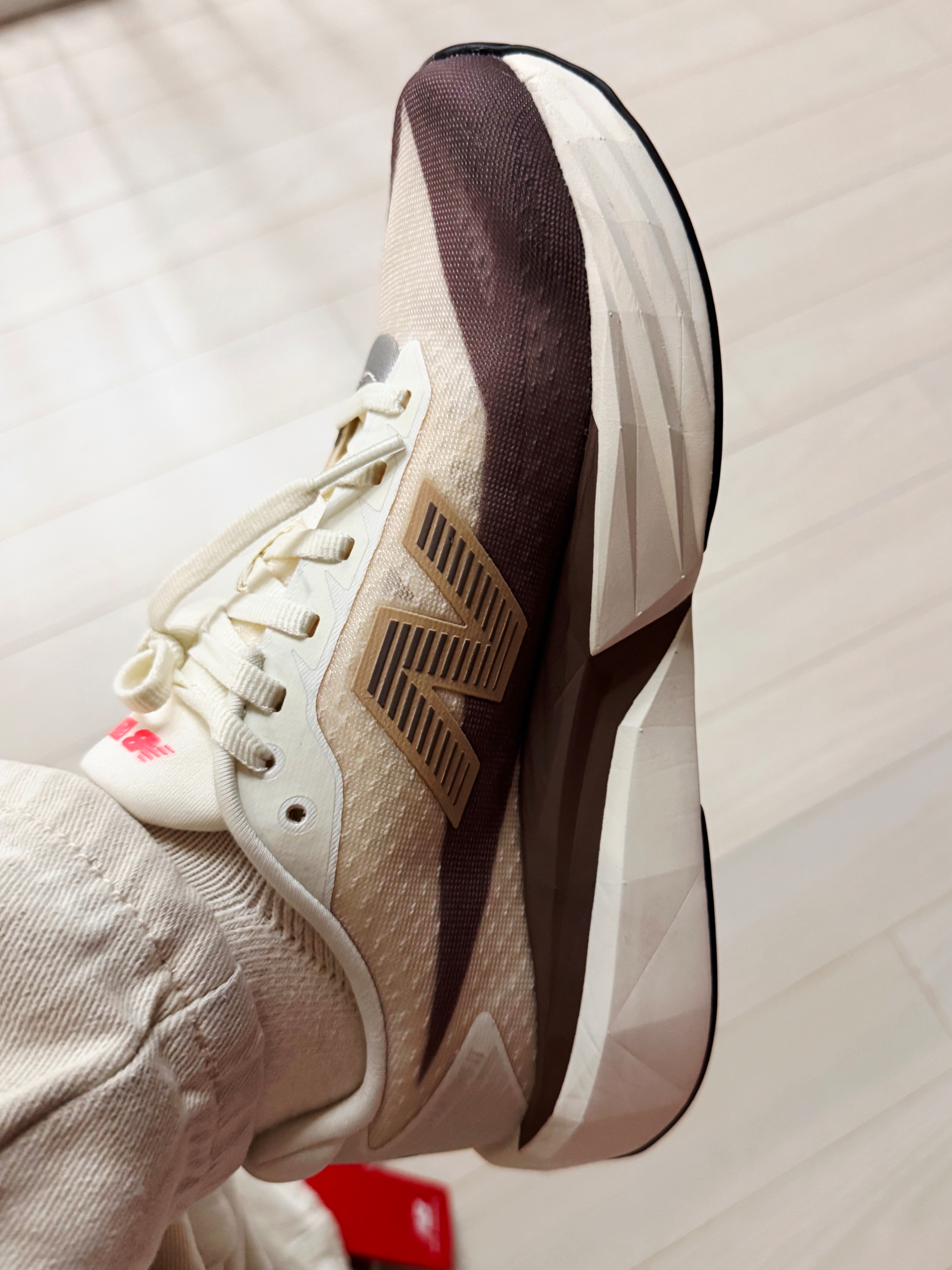 New Balance FuelCell Rebel v5 Angora Earth Shadow Sea Salt - 2E Wide 착용 스타일