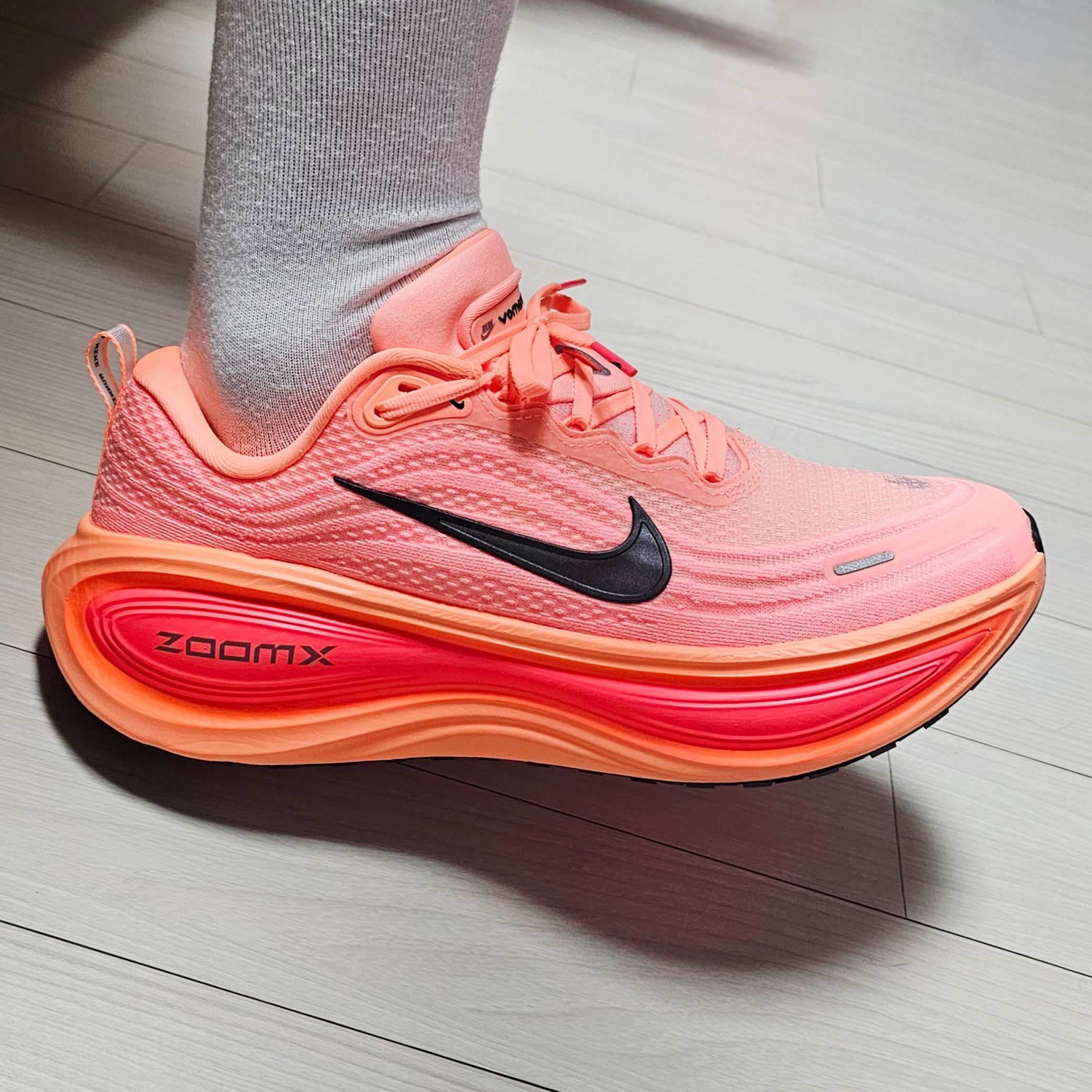 Nike Vomero Plus Orange Pulse Hot Lava 착용 스타일