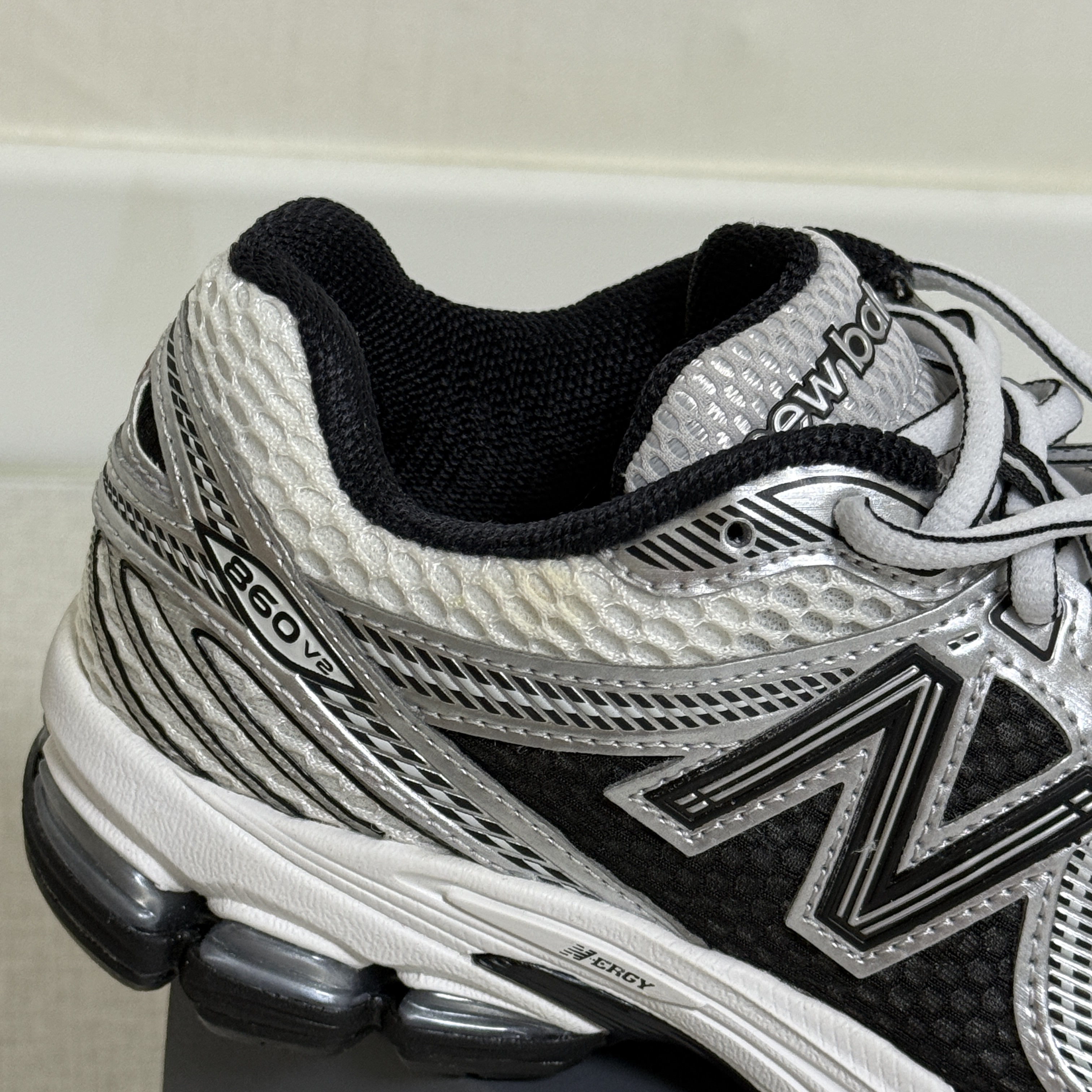 New Balance 860v2 White Black 착용 스타일 - 1