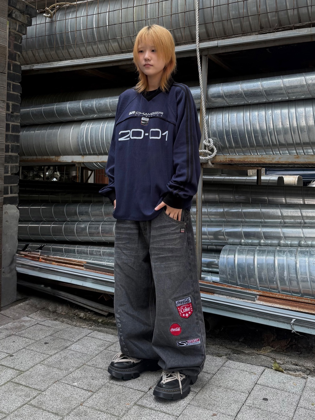 SPORT CHAMBER x Coca-Cola Club T-shirt Navy, SPORT CHAMBER x Coca-Cola Balloon Denim Pants Black 착용 스타일