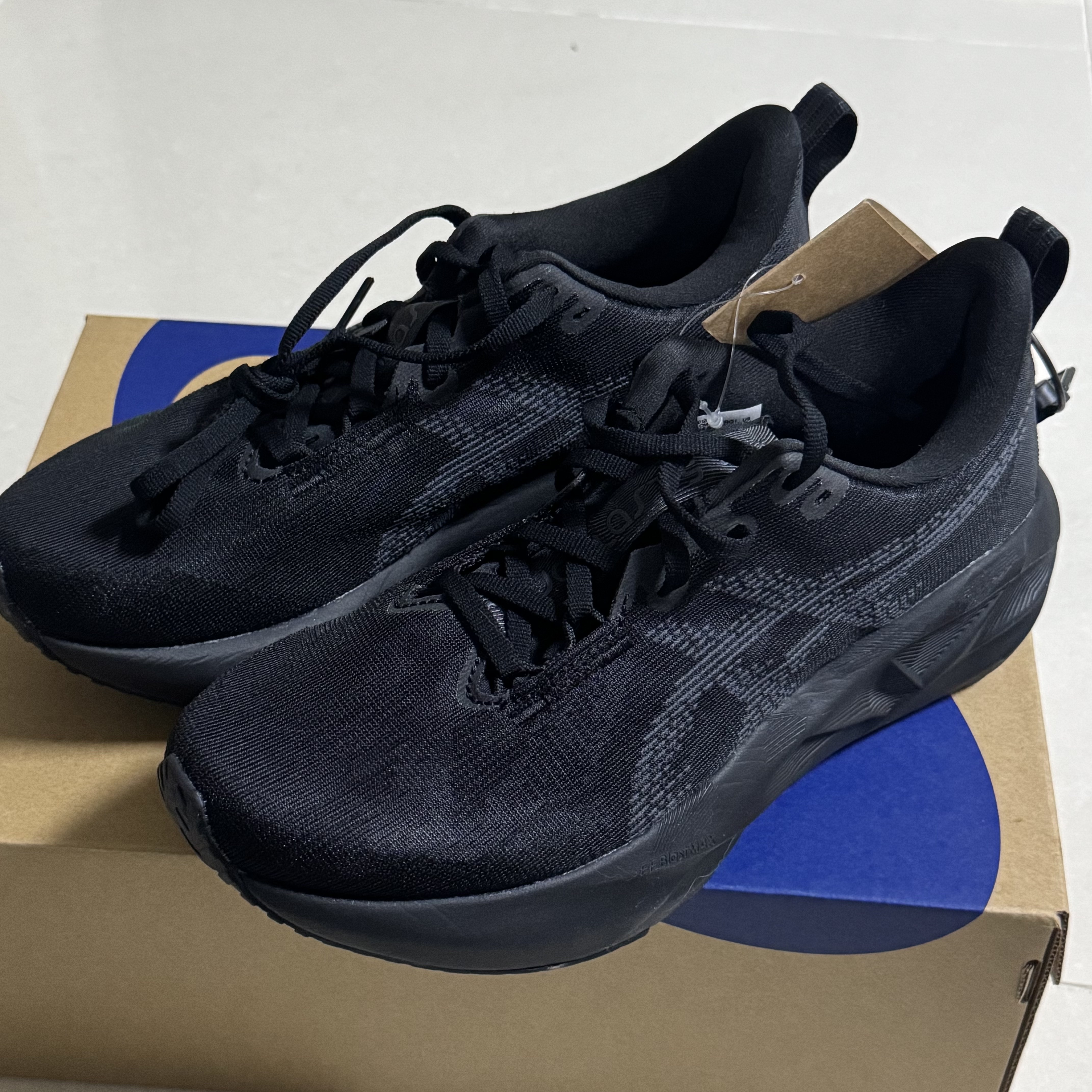 (W) Asics Novablast 5 Black Carrier Grey 착용 스타일 - 1