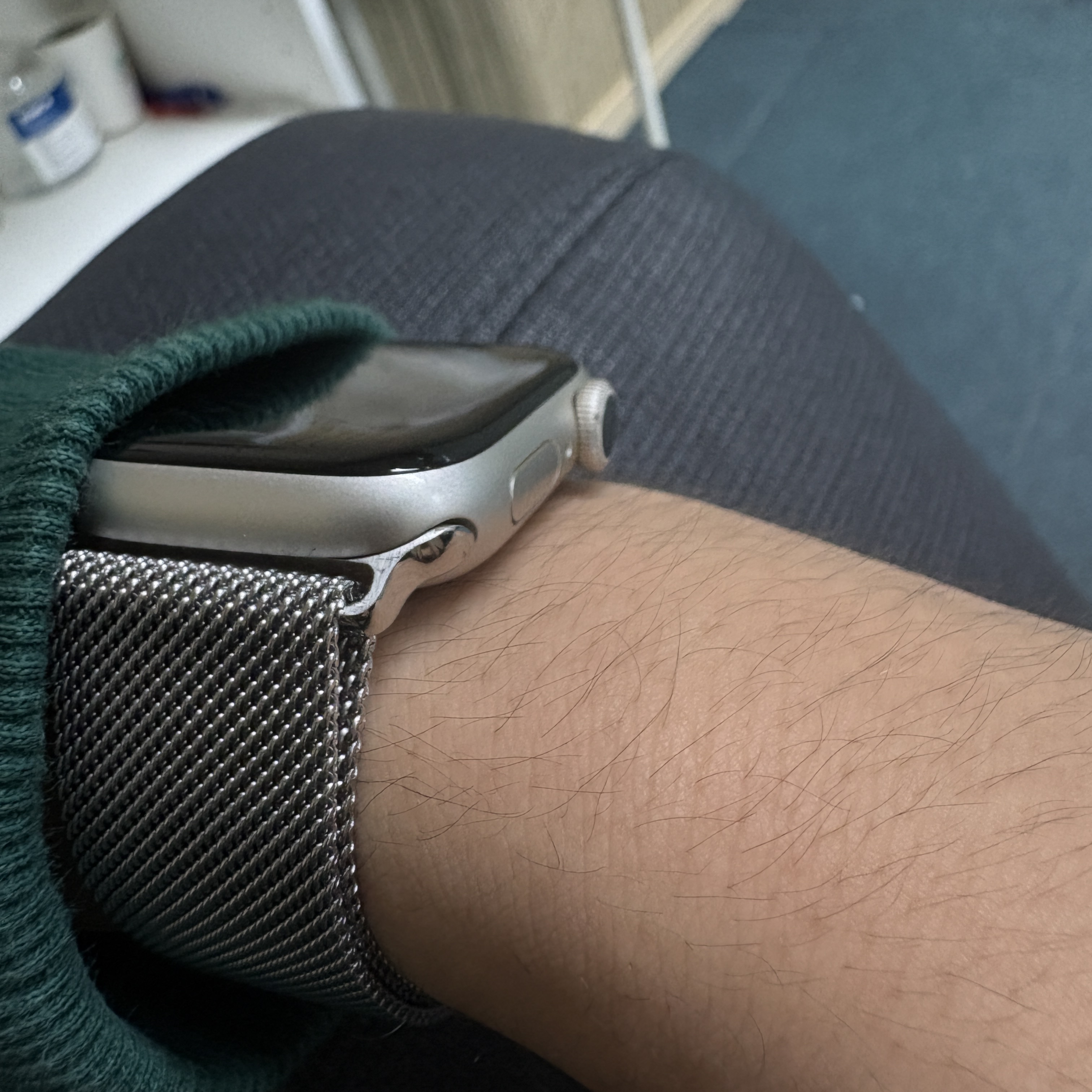 Apple Watch SE 2024 40mm GPS Starlight Aluminium Case with Sport Band S/M Starlight (Korean Ver.) 착용 스타일