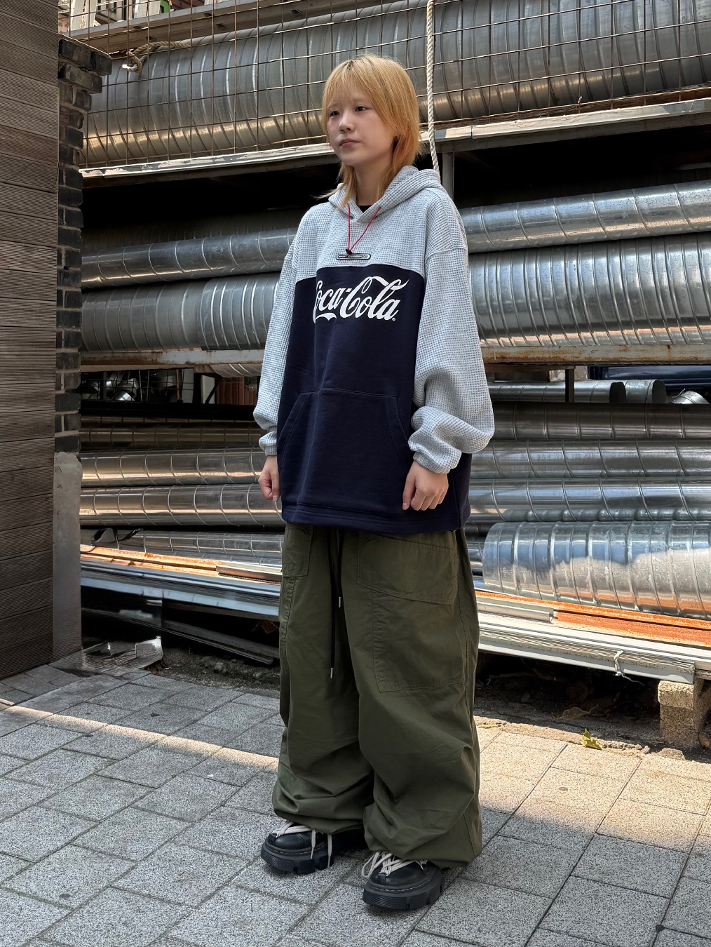 SPORT CHAMBER x Coca-Cola Hood T-shirt Navy 착용 스타일 - 2